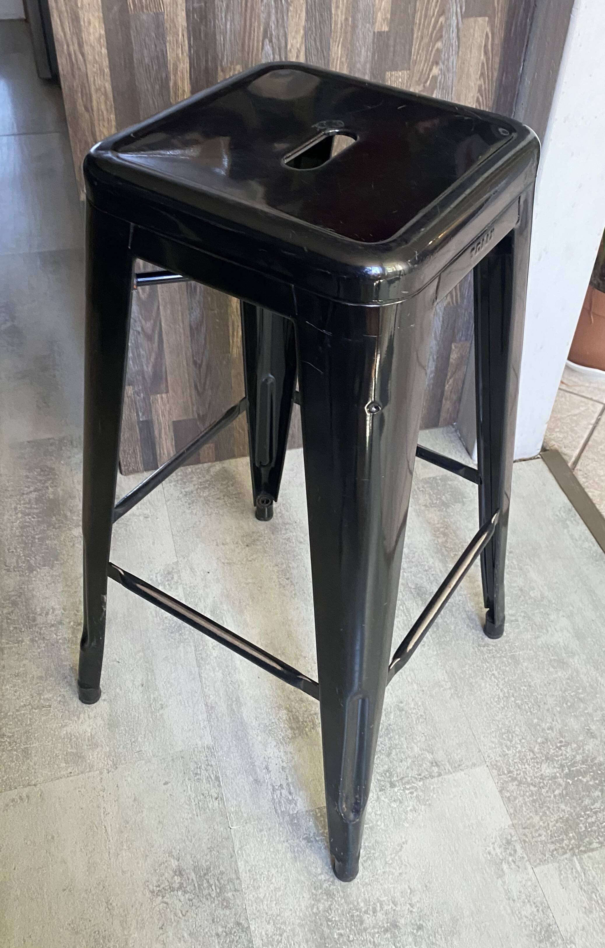 Tabouret haut de bar industriel tolix h75 empilables noir