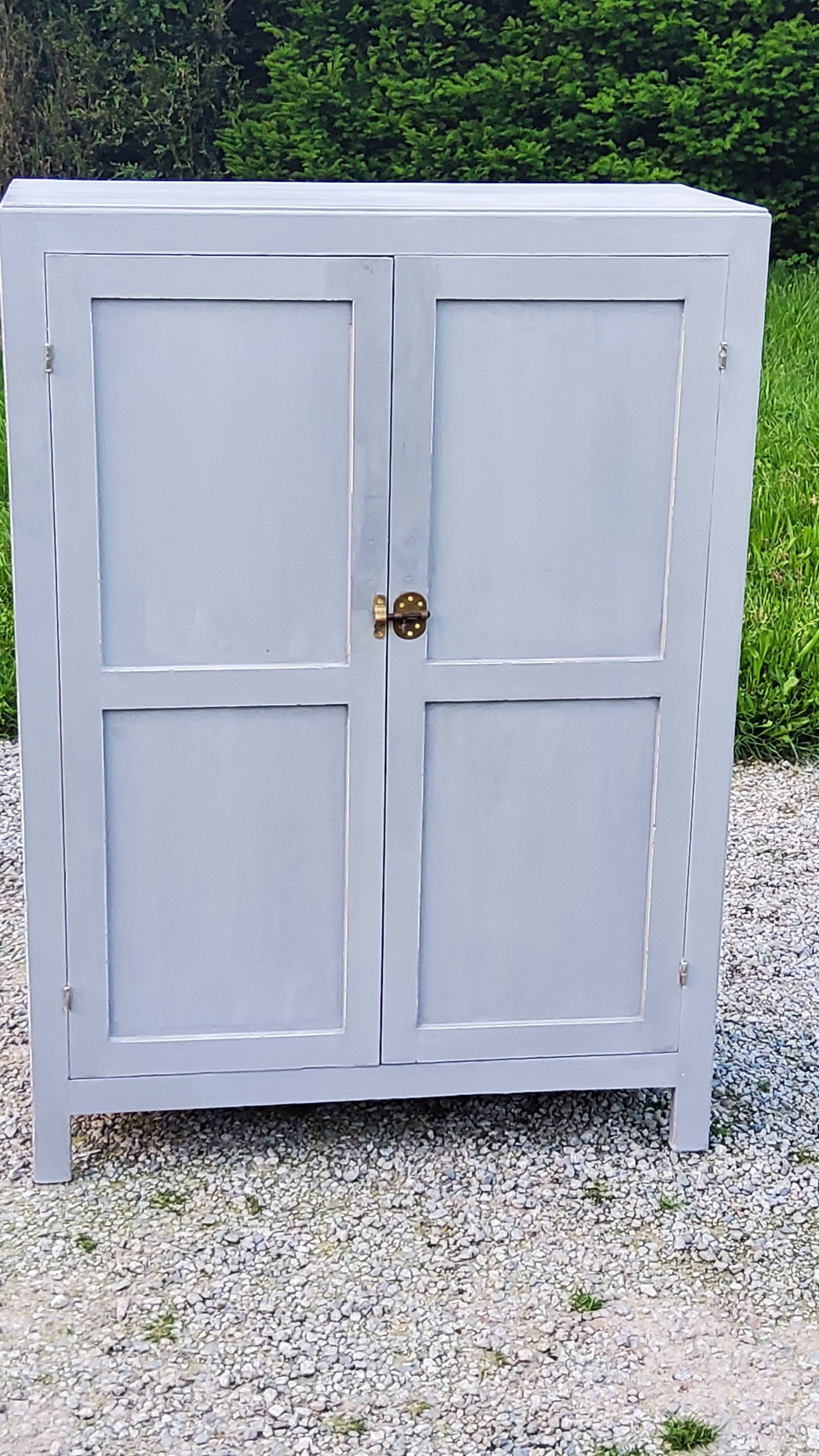 Parisian sideboard at support height from the 30s-50s with gray patina