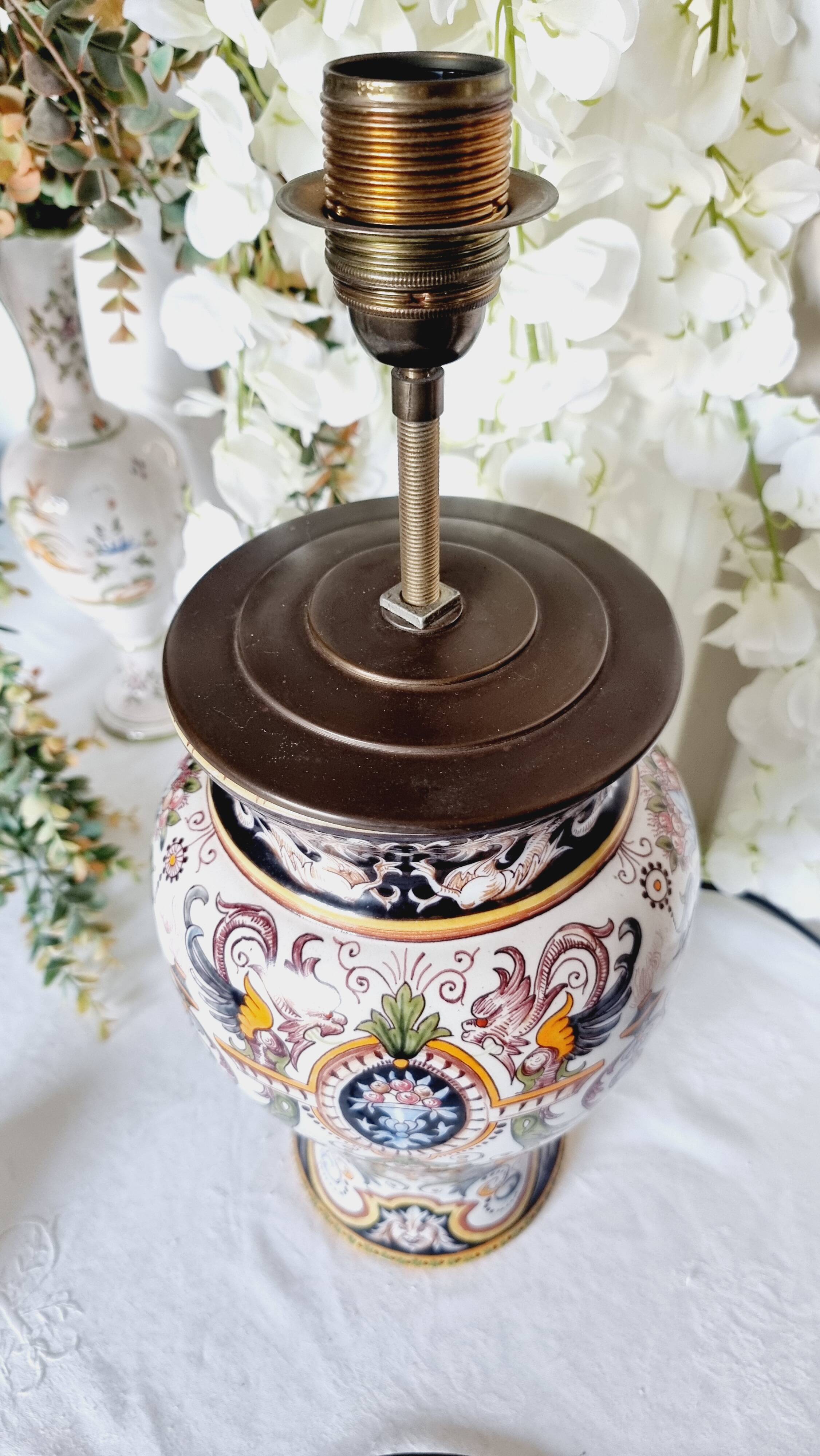 Table lamp in fine earthenware, 1950, in Renaissance style.