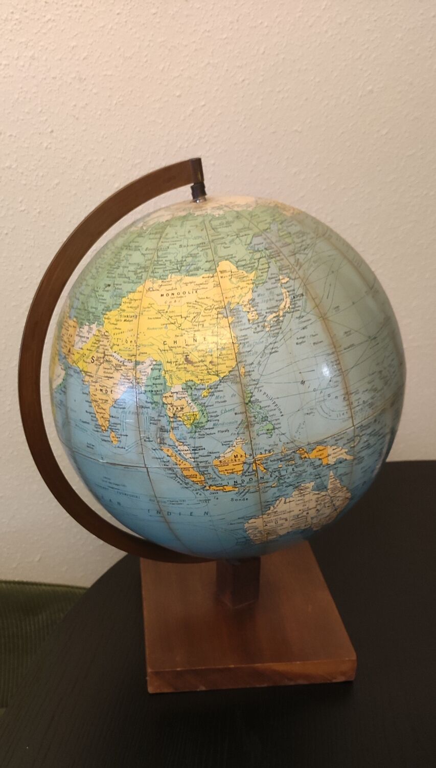 Girard and Barrère terrestrial globe