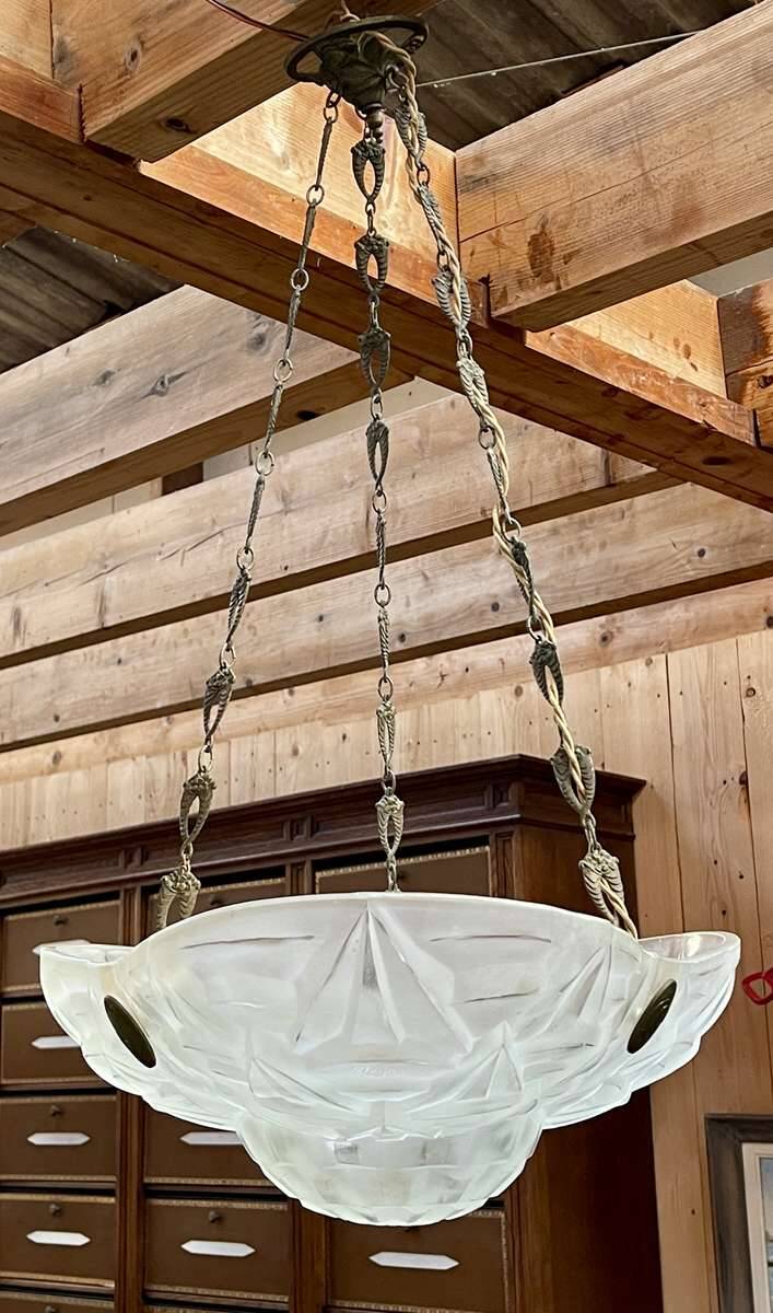 Art Deco suspension in moulded-pressed glass with geometric decoration signed Degué.