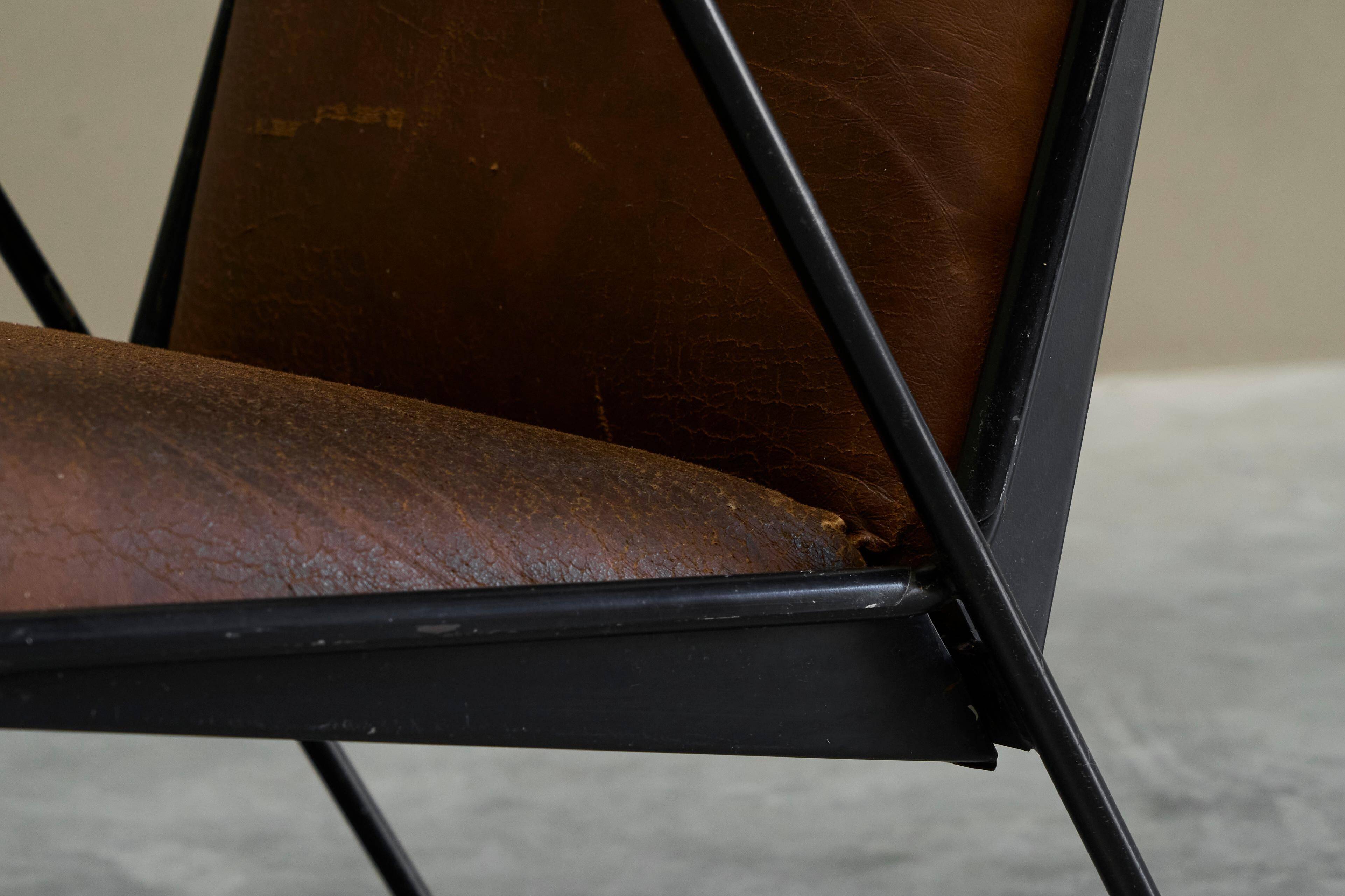 Modernist Dutch lounge chair in enamelled steel and leather from the 1950s.