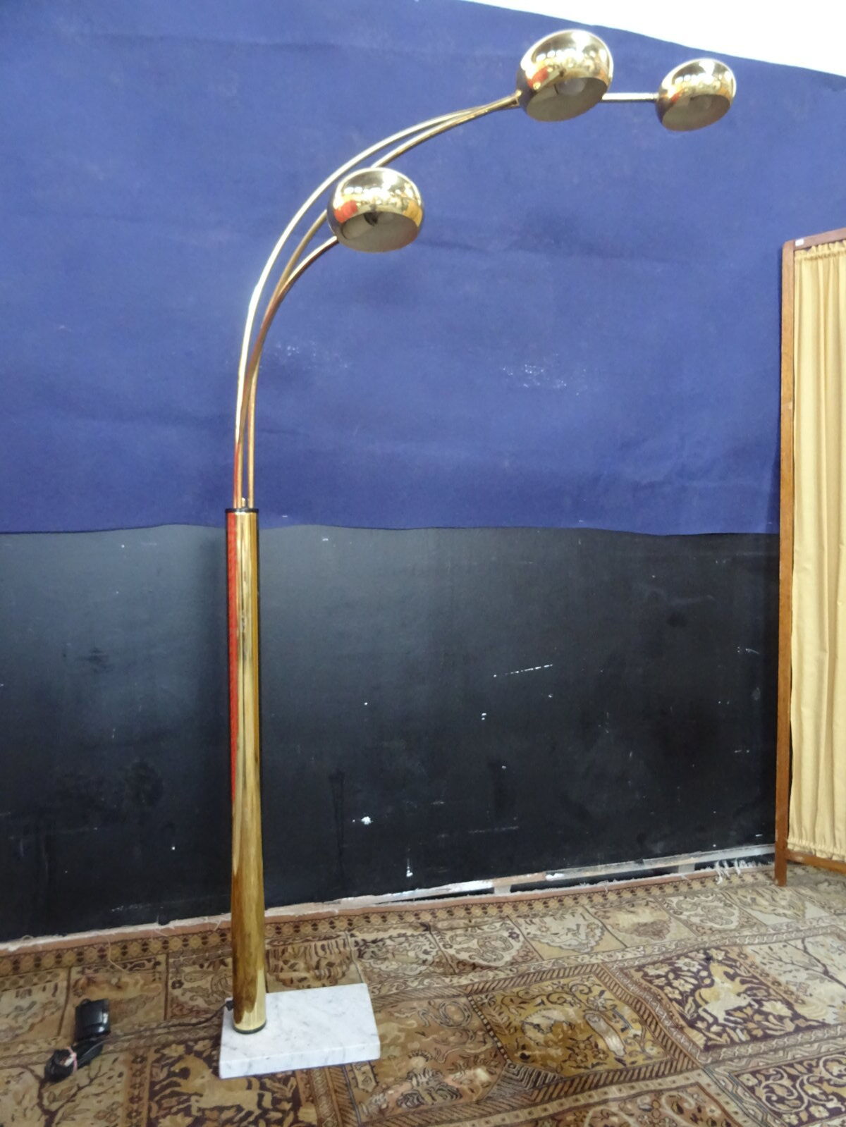 Lamppost thrush golden metal