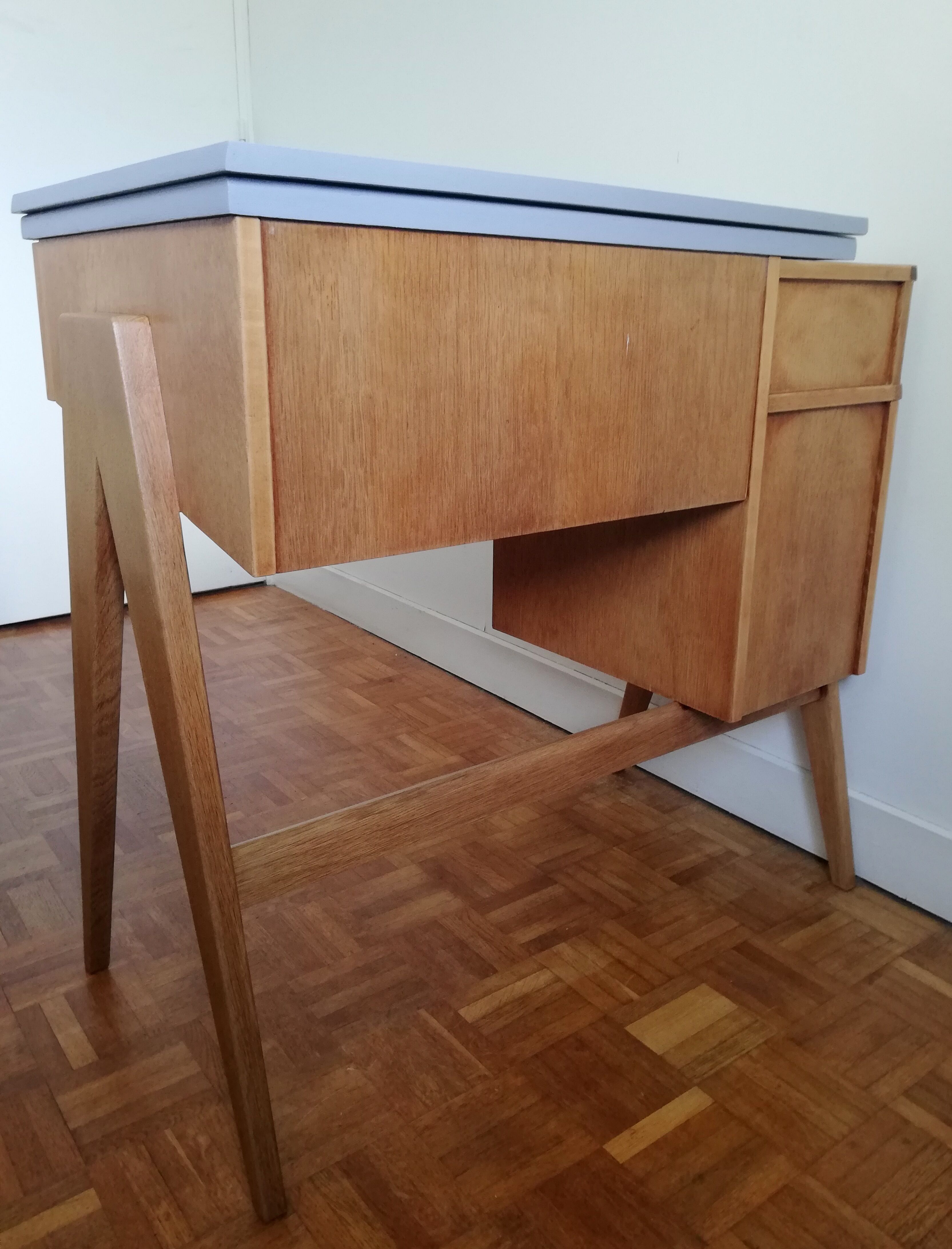 Extendable desk compass feet