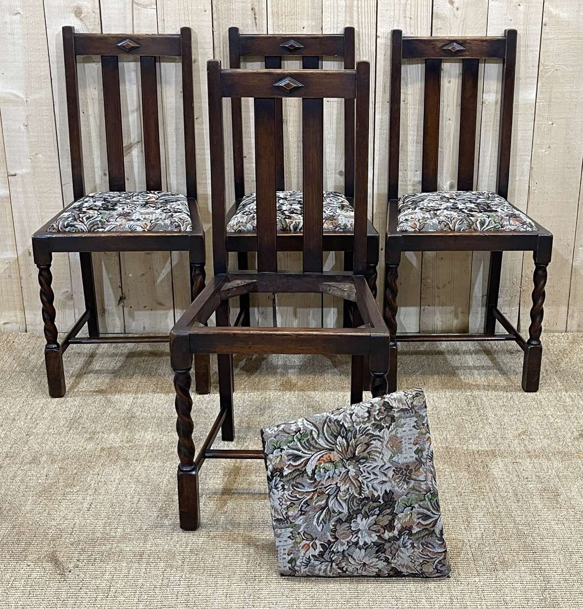 Suite of 4 English chairs early twentieth in oak.