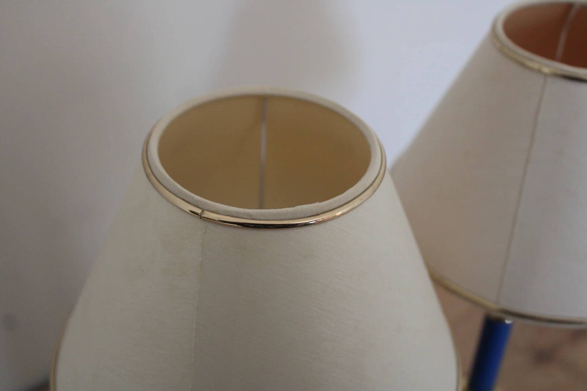 Pair of blue and gold bedside lamps with cream shades – H38 cm