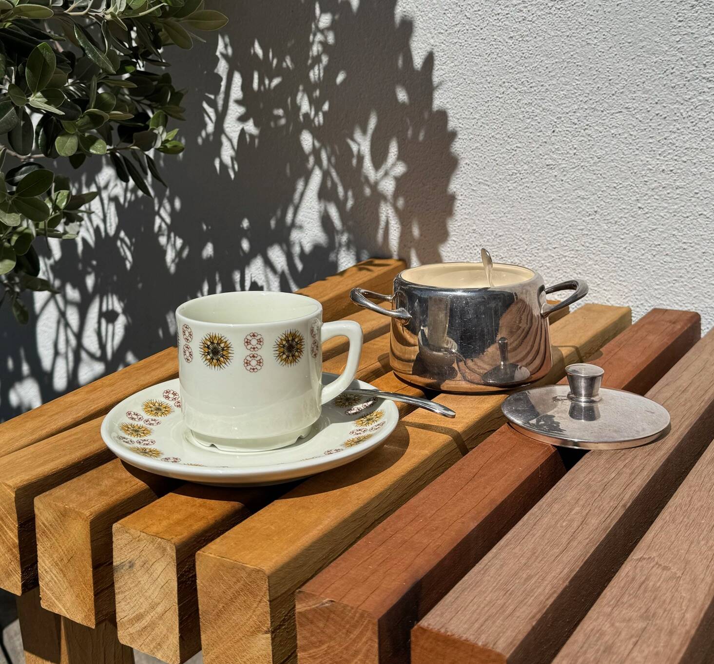 2 breakfast cups with saucers Apilco an'. 80