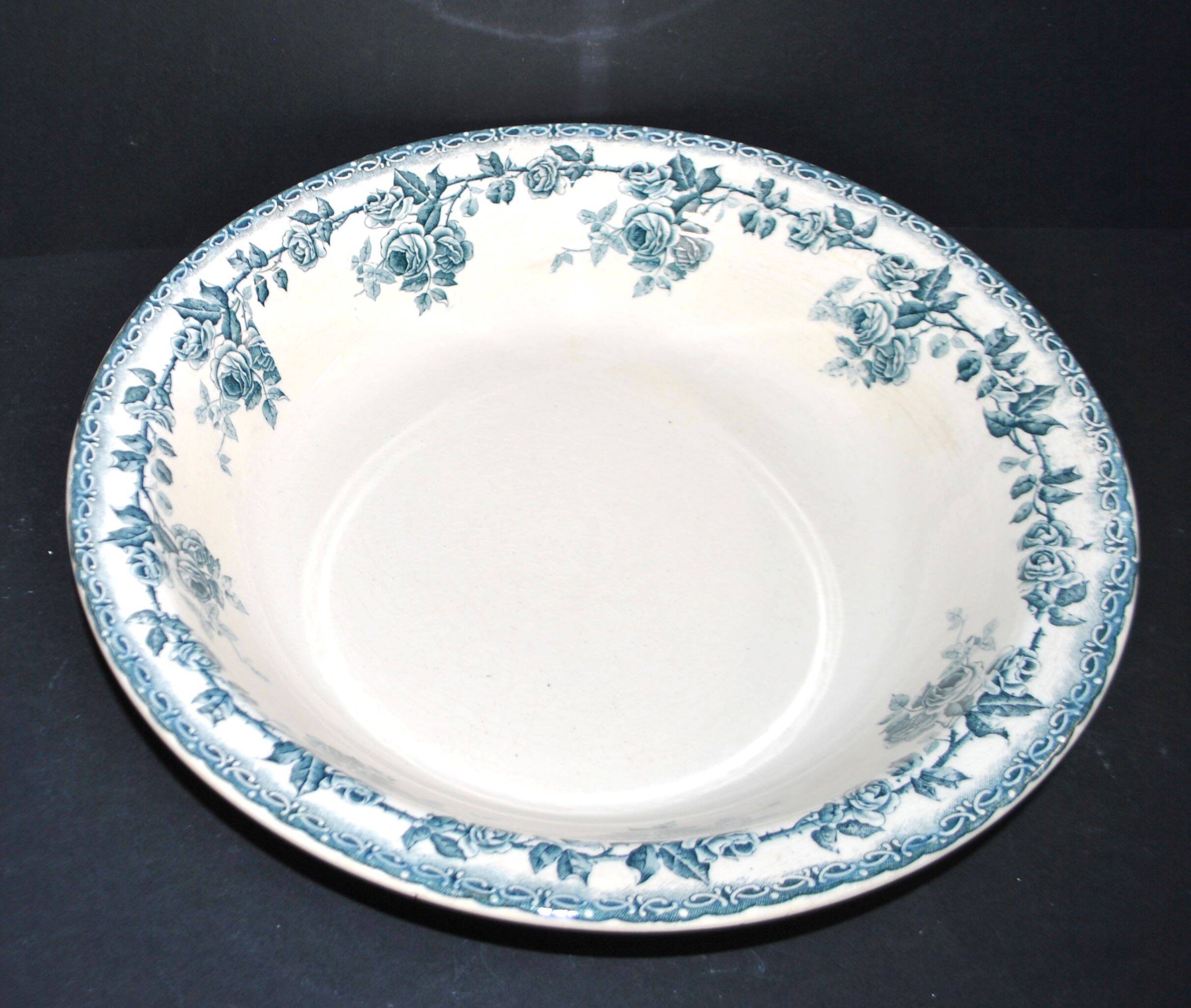 Choisy-le-Roi flat hollow salad decorated with blue and green roses by Hippolyte Boulenger.