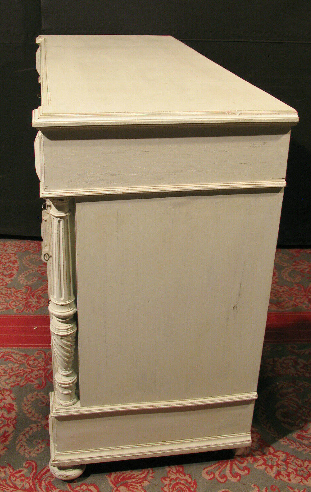 Former style Louis XVI in shabby white patinated wood 5 drawers