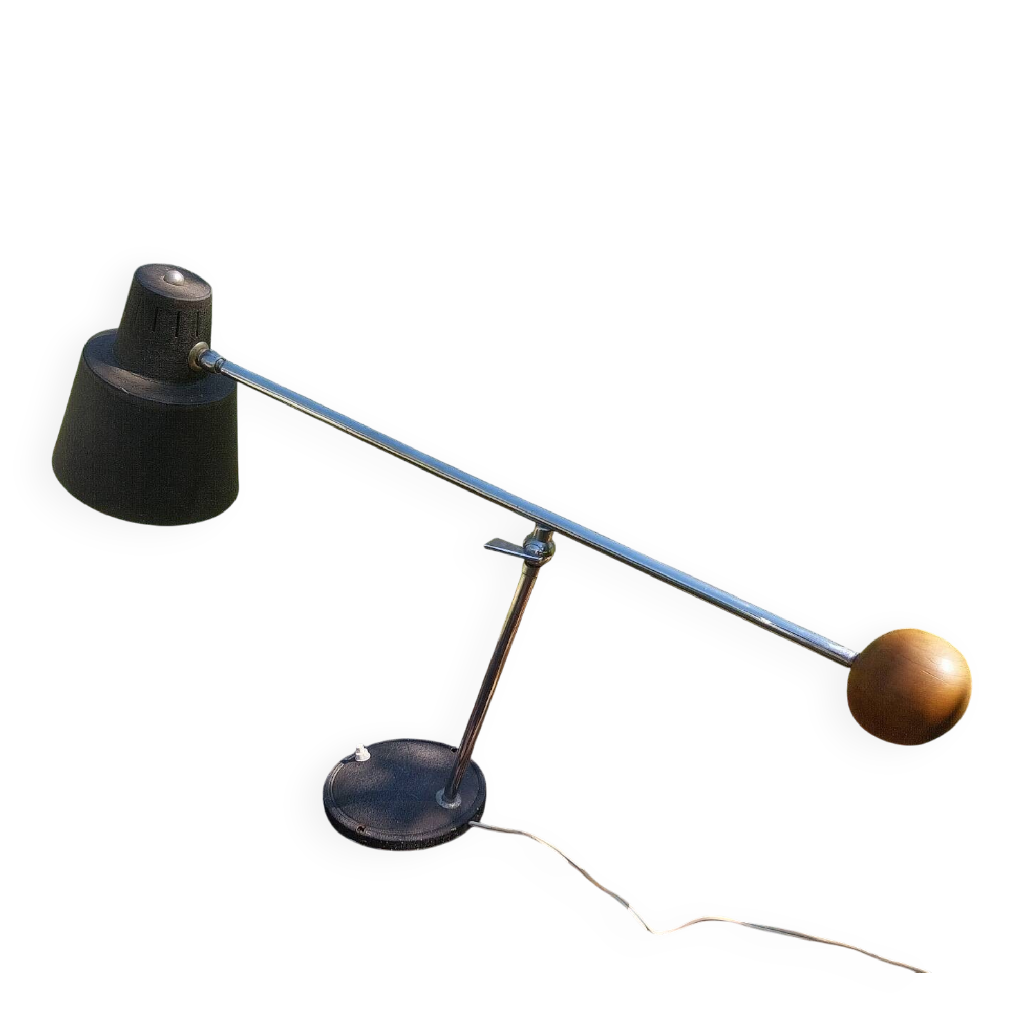 Articulated desk lamp