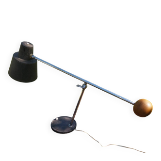 Articulated desk lamp