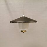 Lampe suspendue en verre avec abat-jour en métal laqué noir et base en laiton.