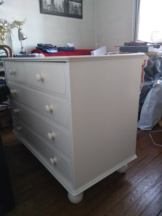 White lacquered chest of drawers