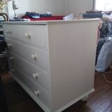 White lacquered chest of drawers