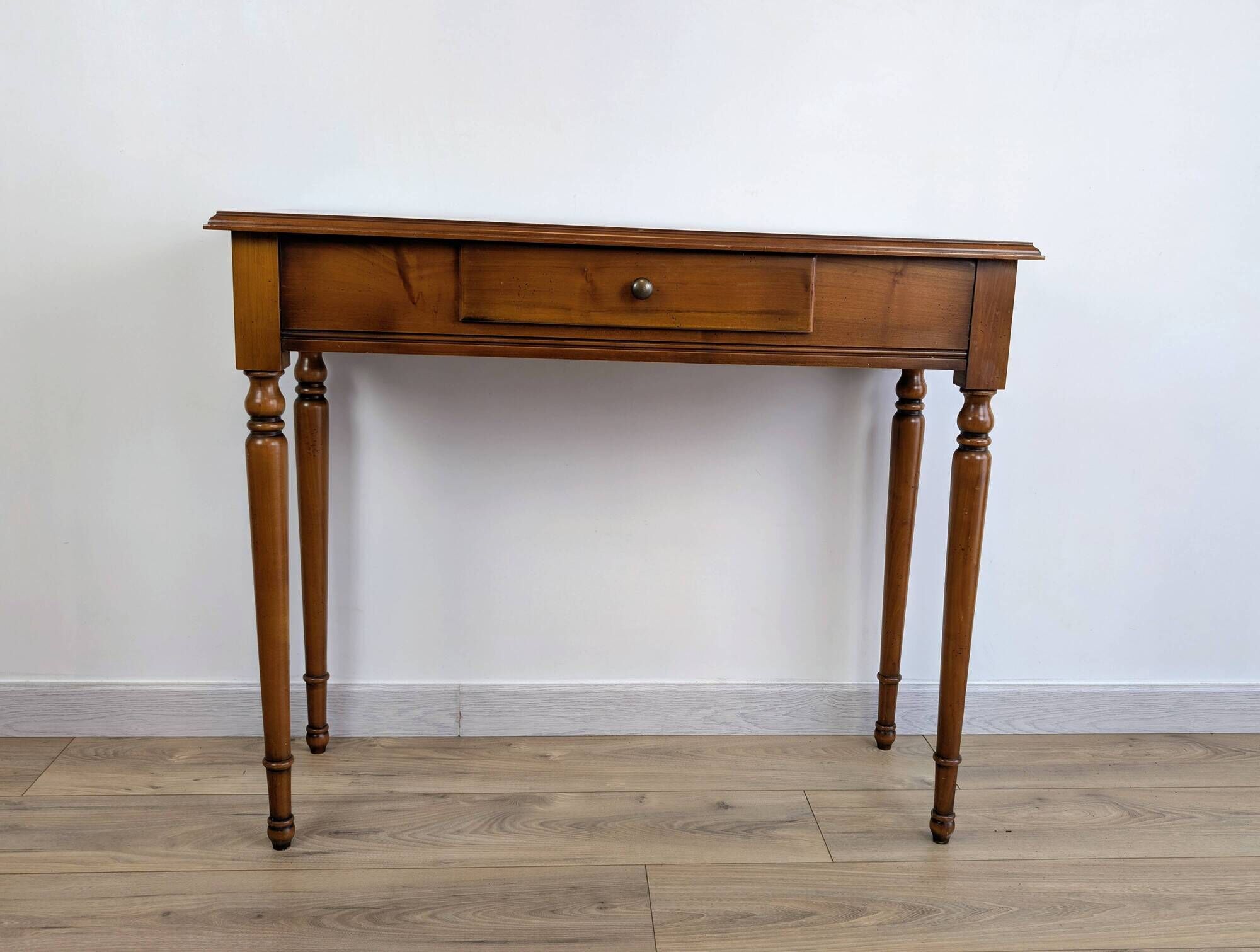 Console in cherry wood with turned legs and drawer – classic charm