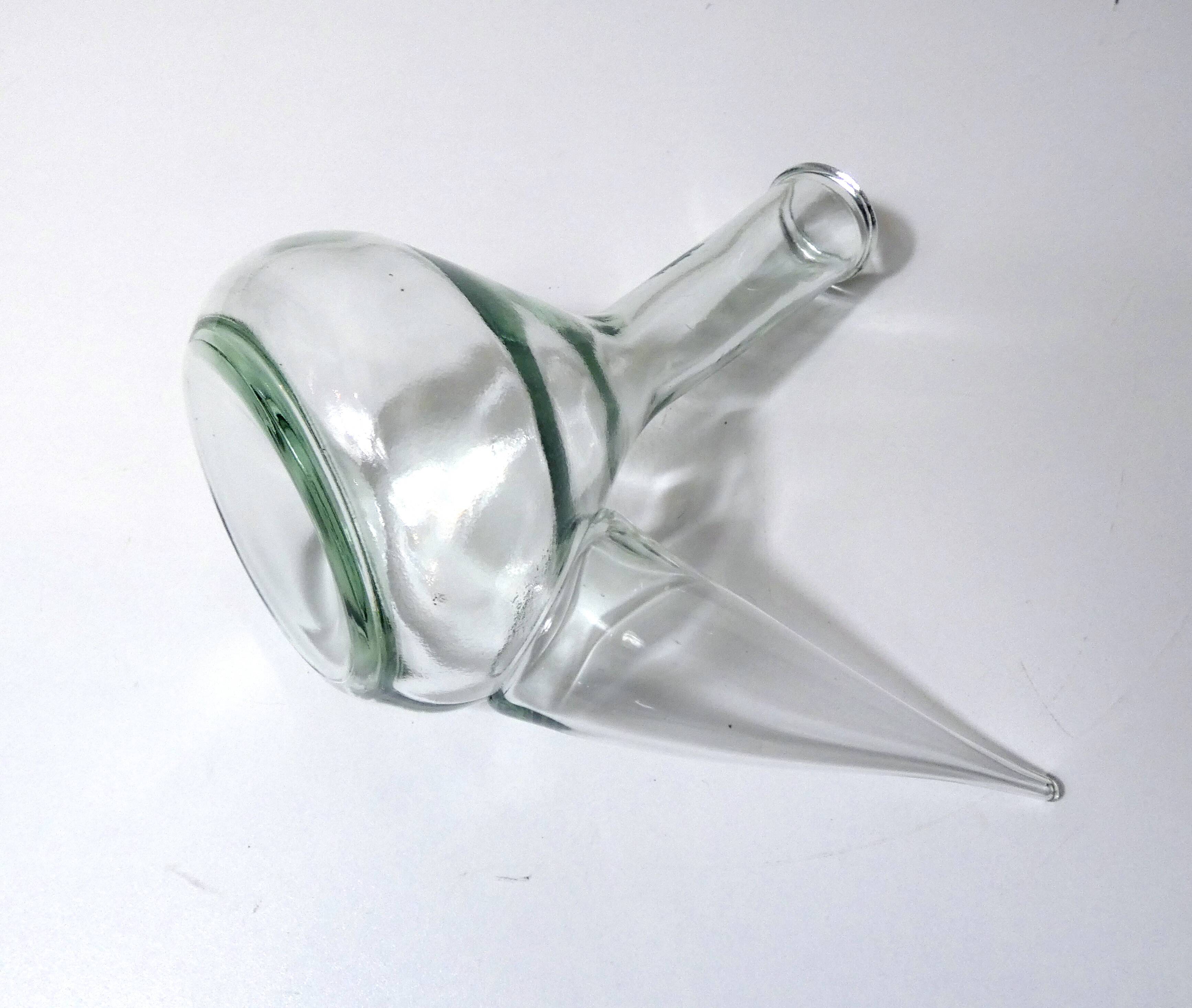 Ancienne carafe à vin en verre