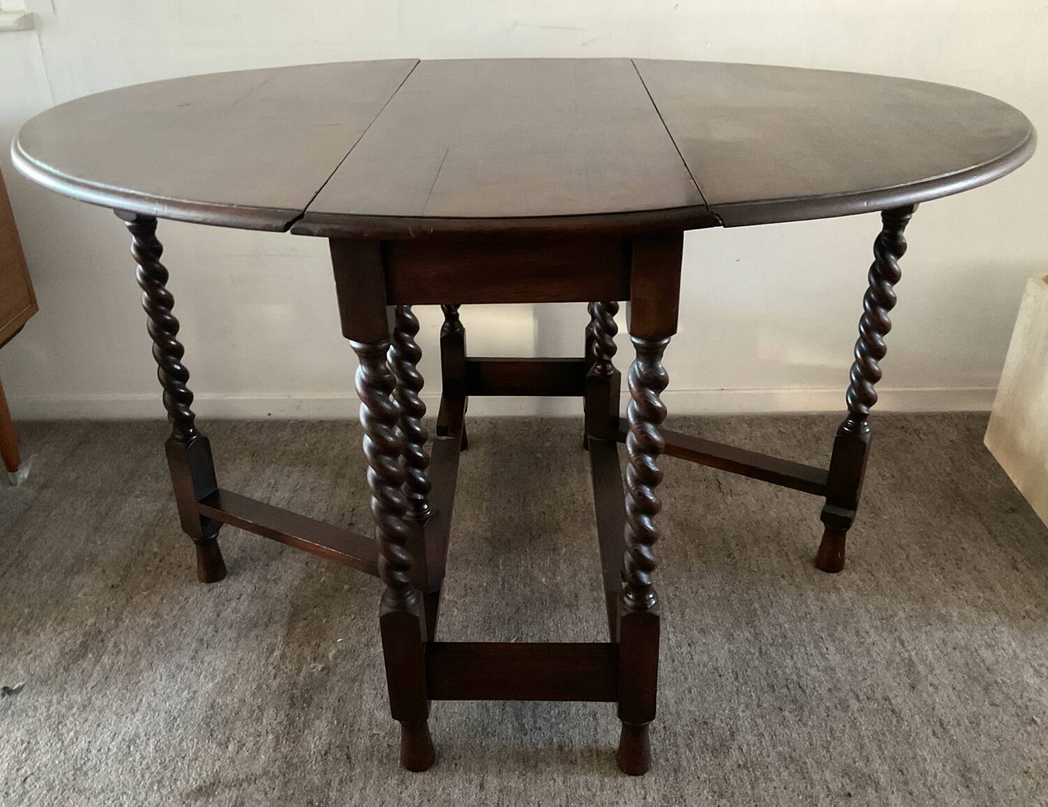 Ancienne table pliante anglaise en bois et pieds tournés 
