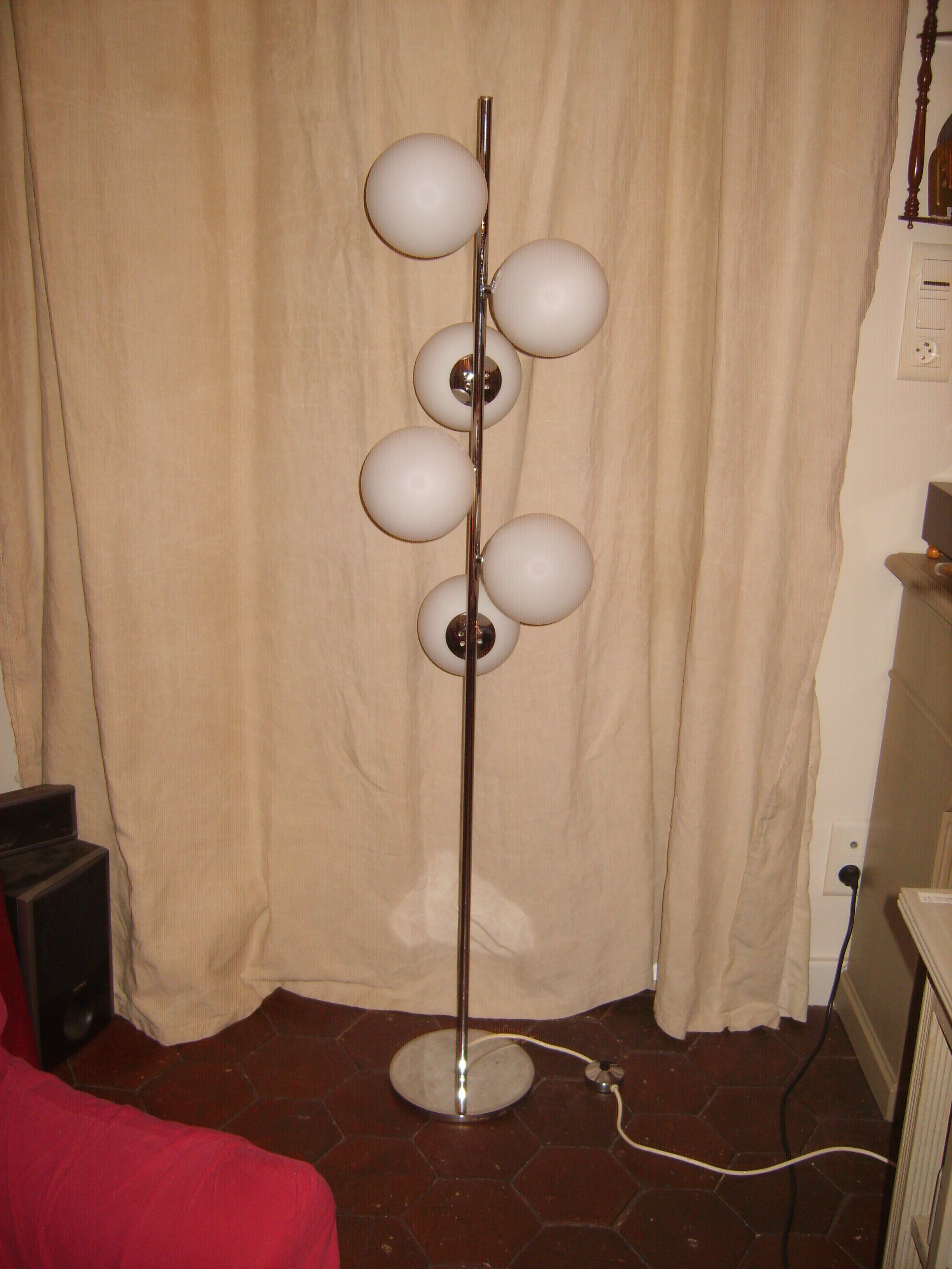 Lamp of the 1970s globe in opaline and chrome