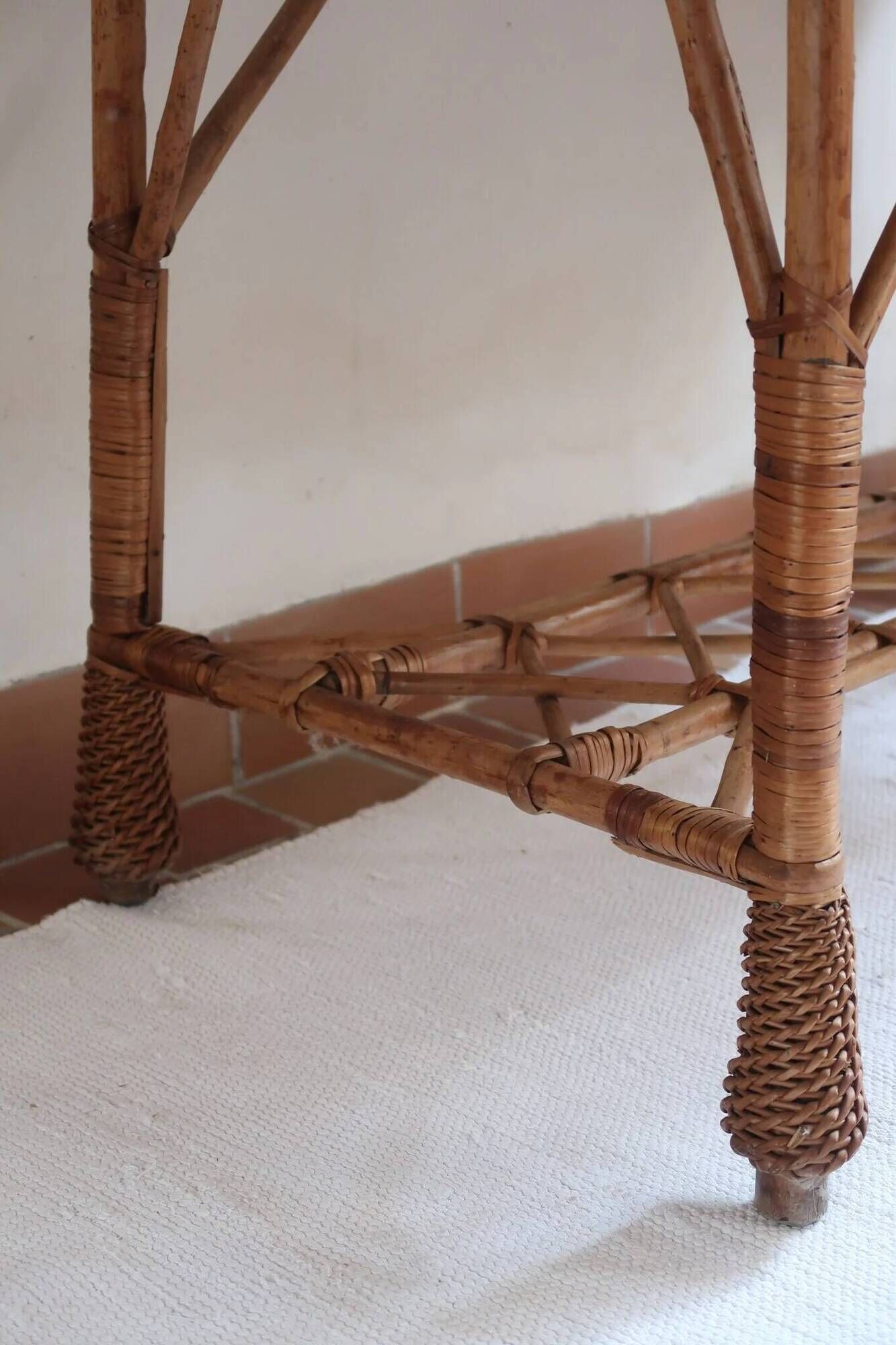 Table à manger en rotin et osier, plateau en hêtre, années 60