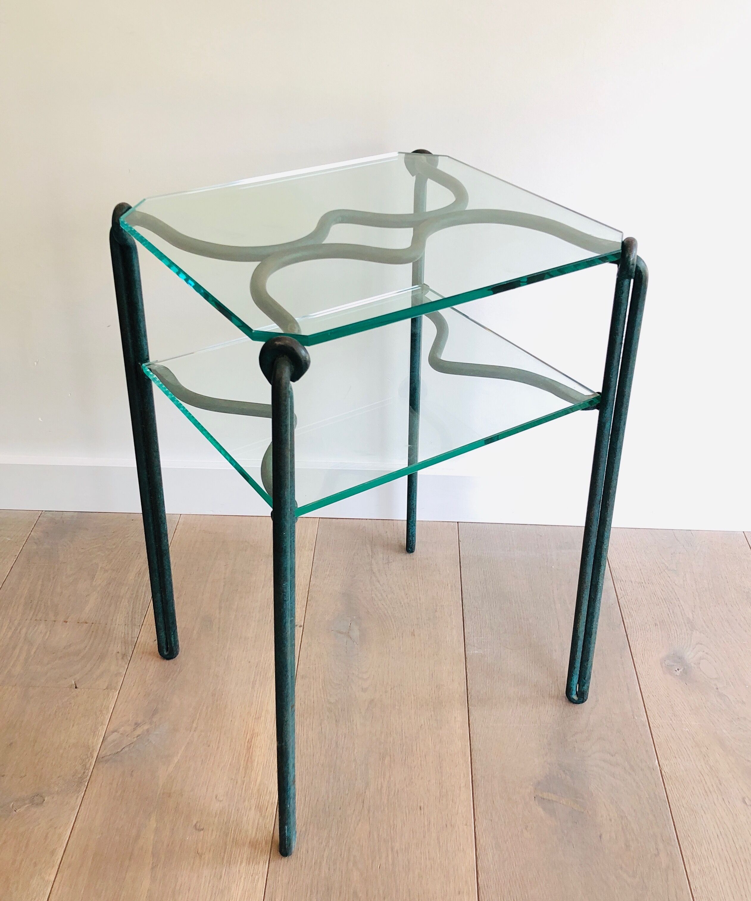 Paire de bouts de canapé en fer forgé et plateaux de verre