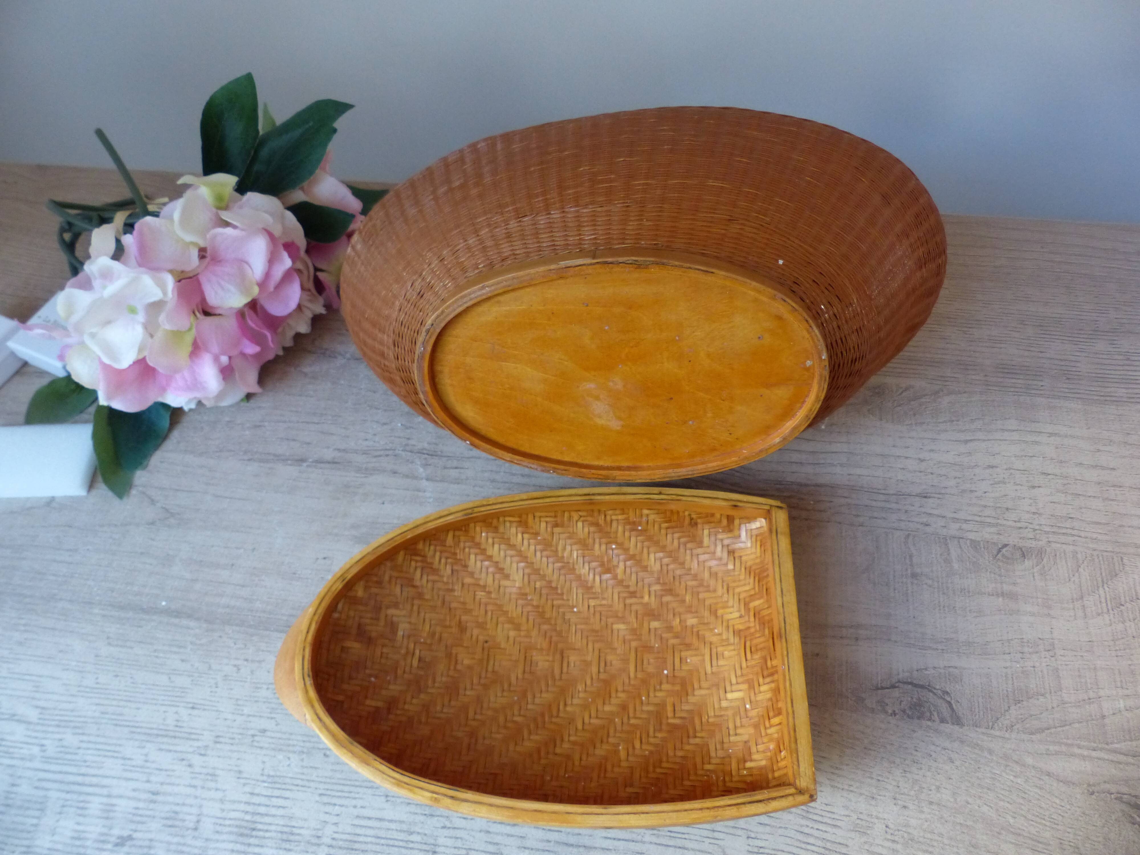 Vintage Chinese wicker duck – woven basket from the 1970s with a lid.