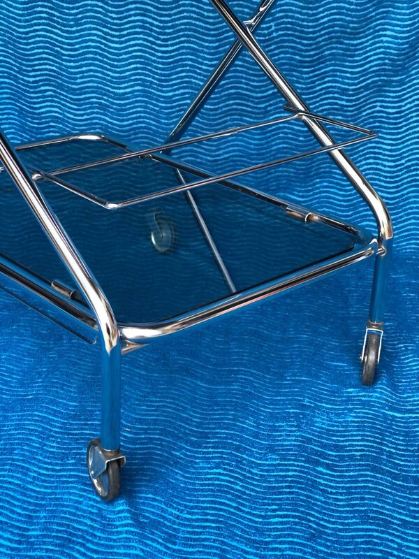 Desserte pliante vintage 1970 a 2 plateaux en verre fume