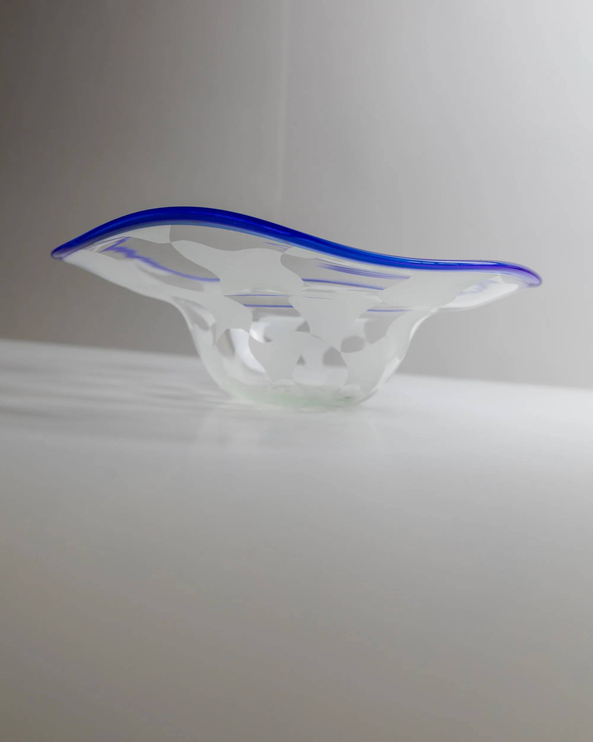 Bol en verre de Murano bleu avec motif à carreaux blancs et bord ondulé, signé RL'94