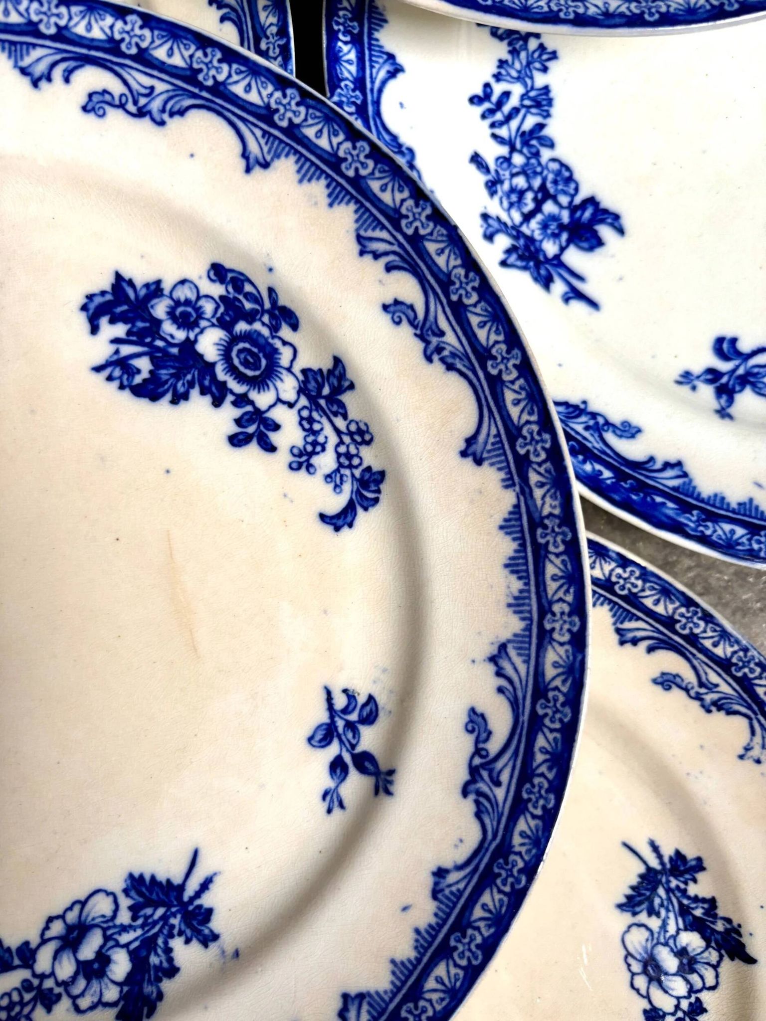 6 assiettes plates Staffordshire en terre de fer bleue