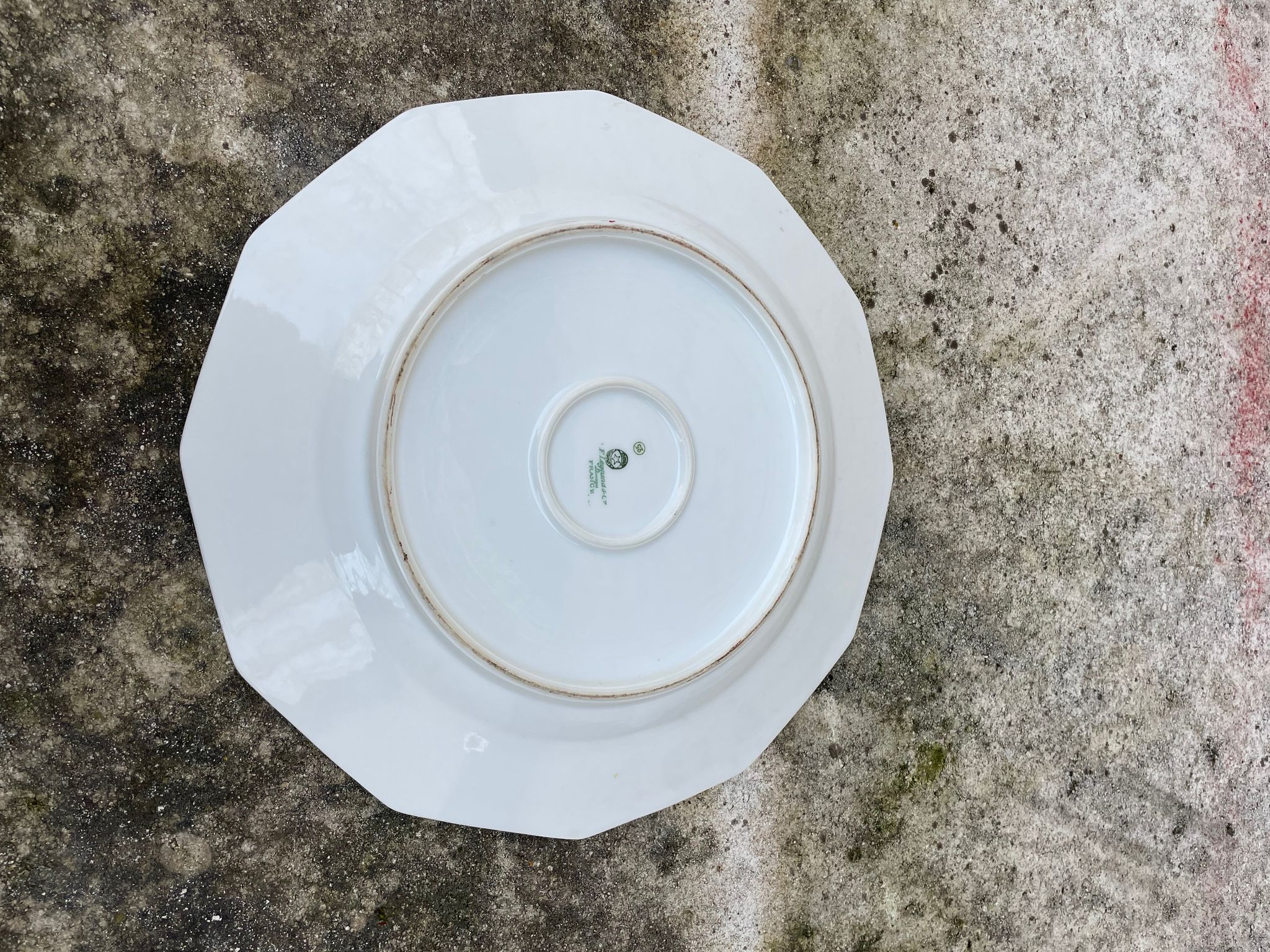 Plat à motif floral