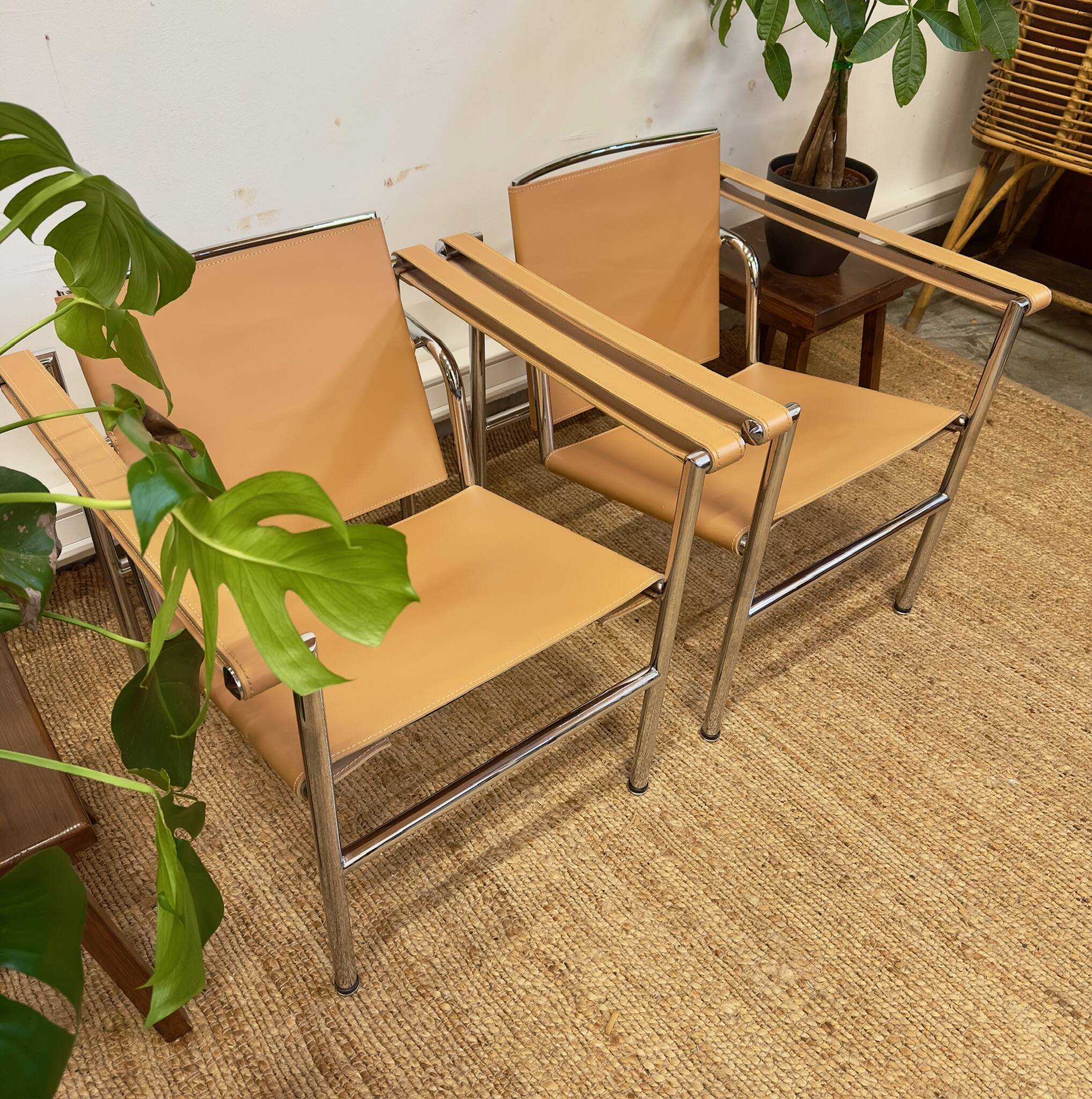 Paire de fauteuils de style Le Corbusier LC1
