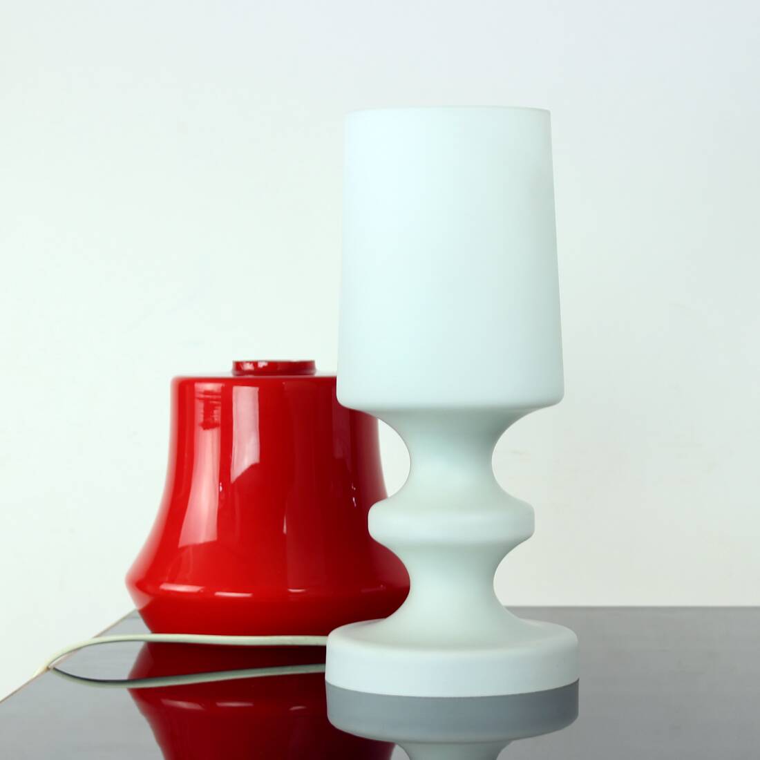 Lampe de table en verre opalin rouge et blanc par Stefan Tabery, 1960s