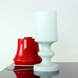 Lampe de table en verre opalin rouge et blanc par Stefan Tabery, années 1960