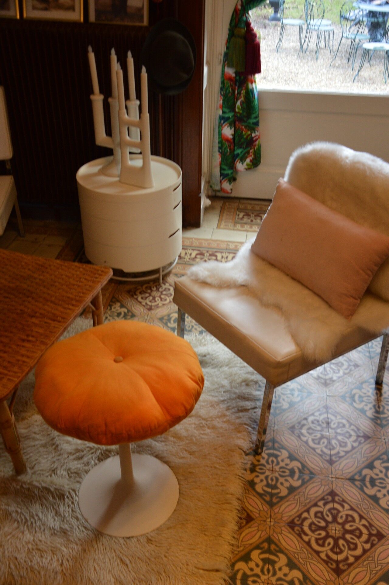 Tulip foot stool