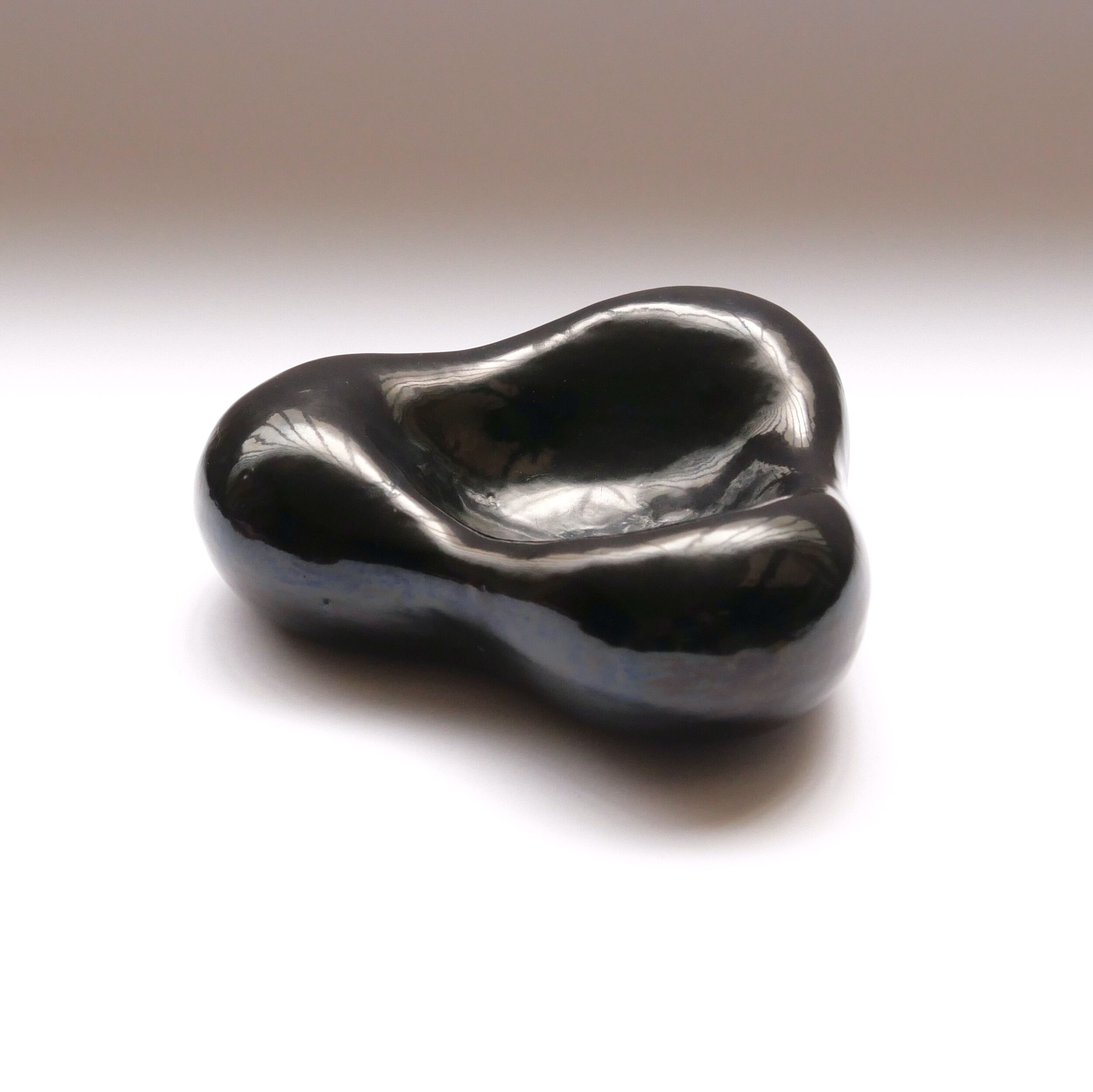 Biomorphic vacuum-pocket cup - black modeled ceramic - 1950's