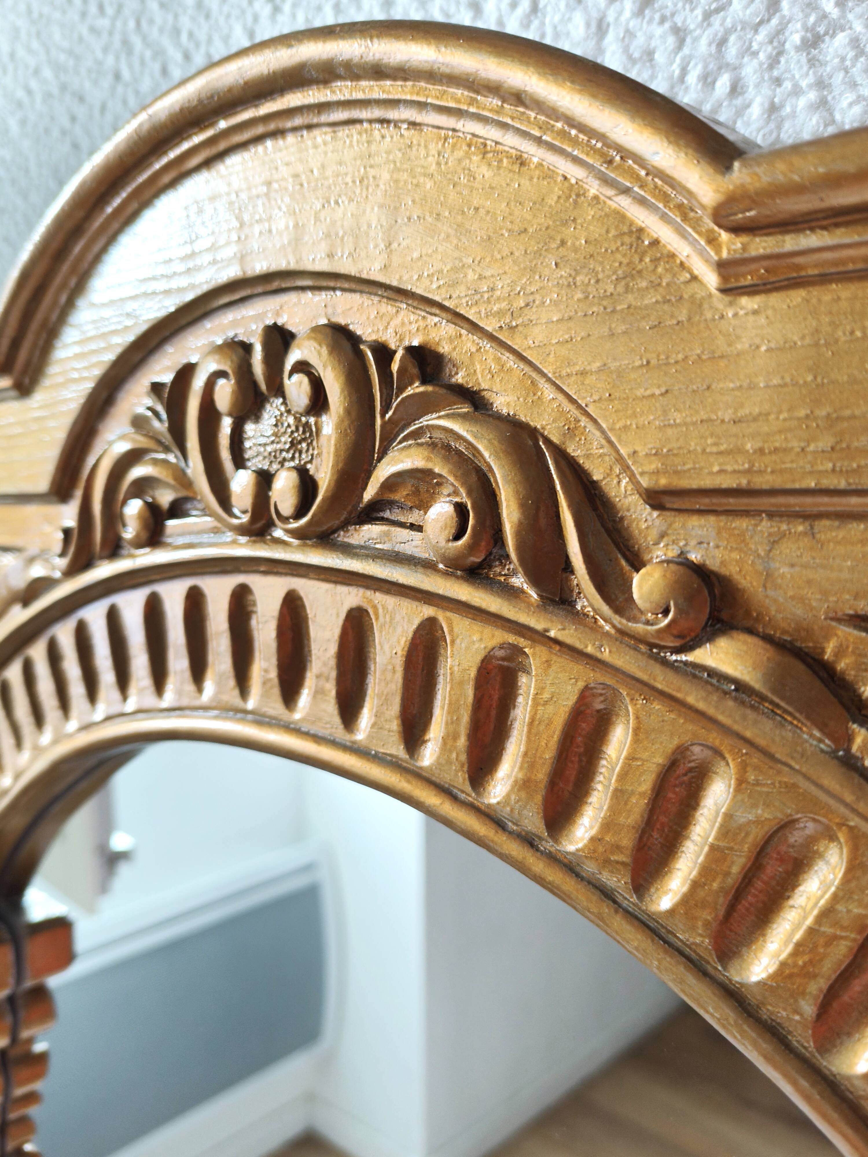 Miroir en bois doré a fronton travaillé