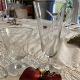 Verres à pied anciens en cristal taillée