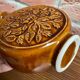 Vase rond allemand à motif floral, pichet ornemental en céramique marron avec anse