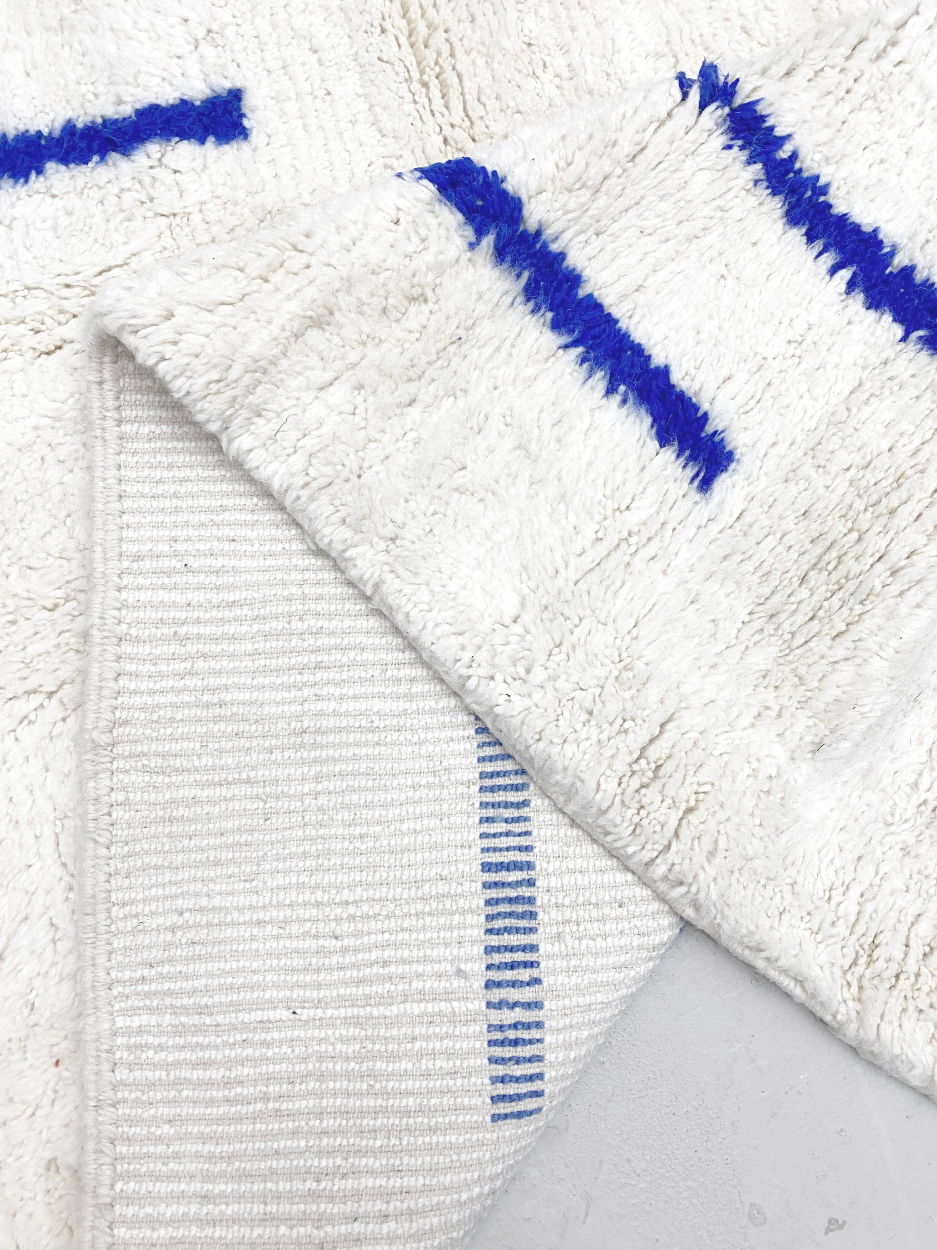 Ecru Beni Ouarain Berber rug with Majorelle blue patterns, 2.60x1.47m