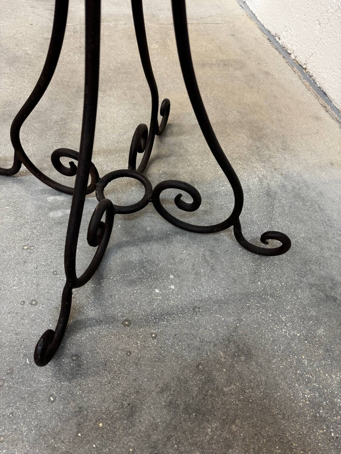 Outdoor table signed Grandi Maioliche Ficola hand-painted Italy