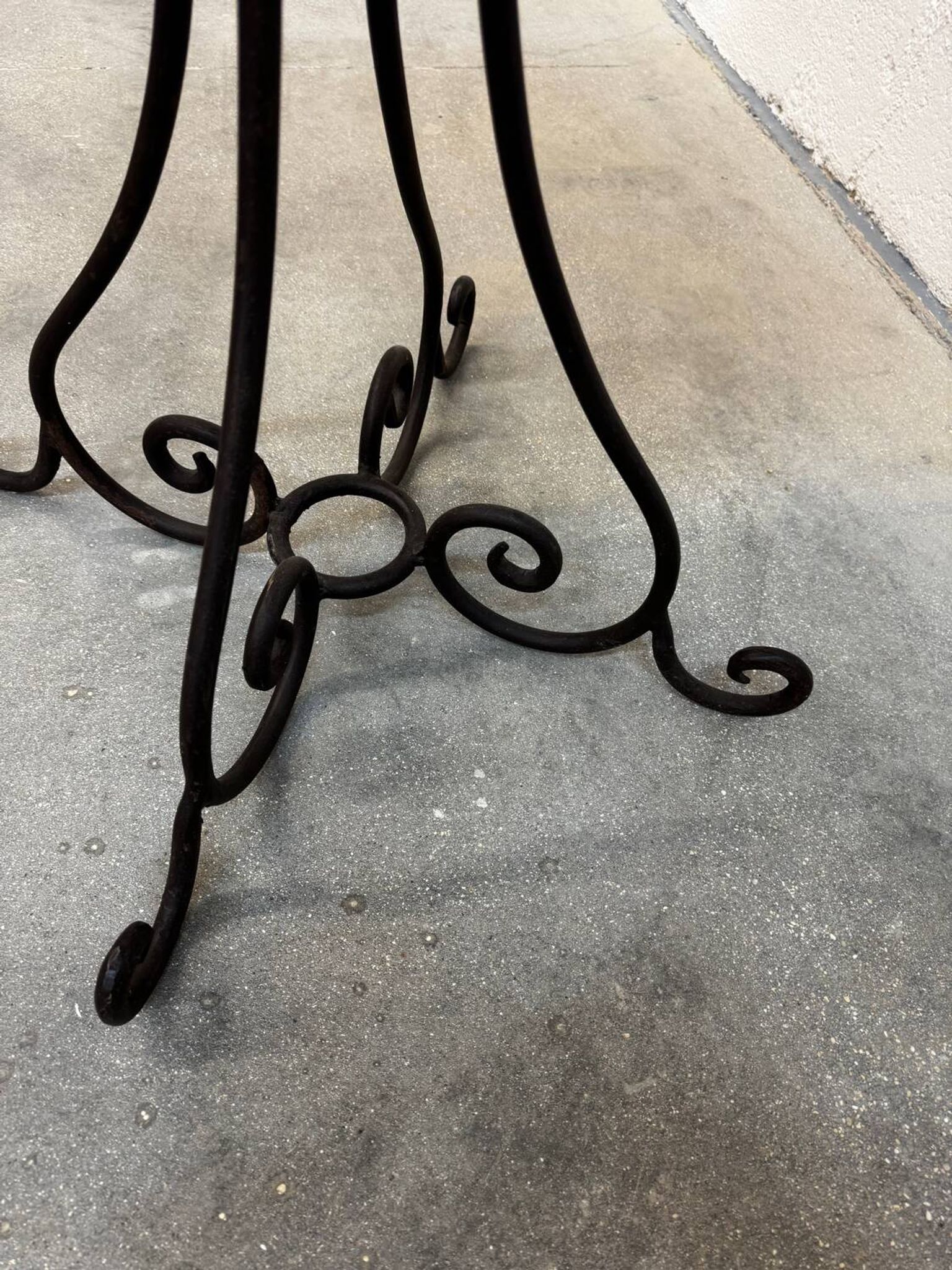 Outdoor table signed Grandi Maioliche Ficola hand-painted Italy