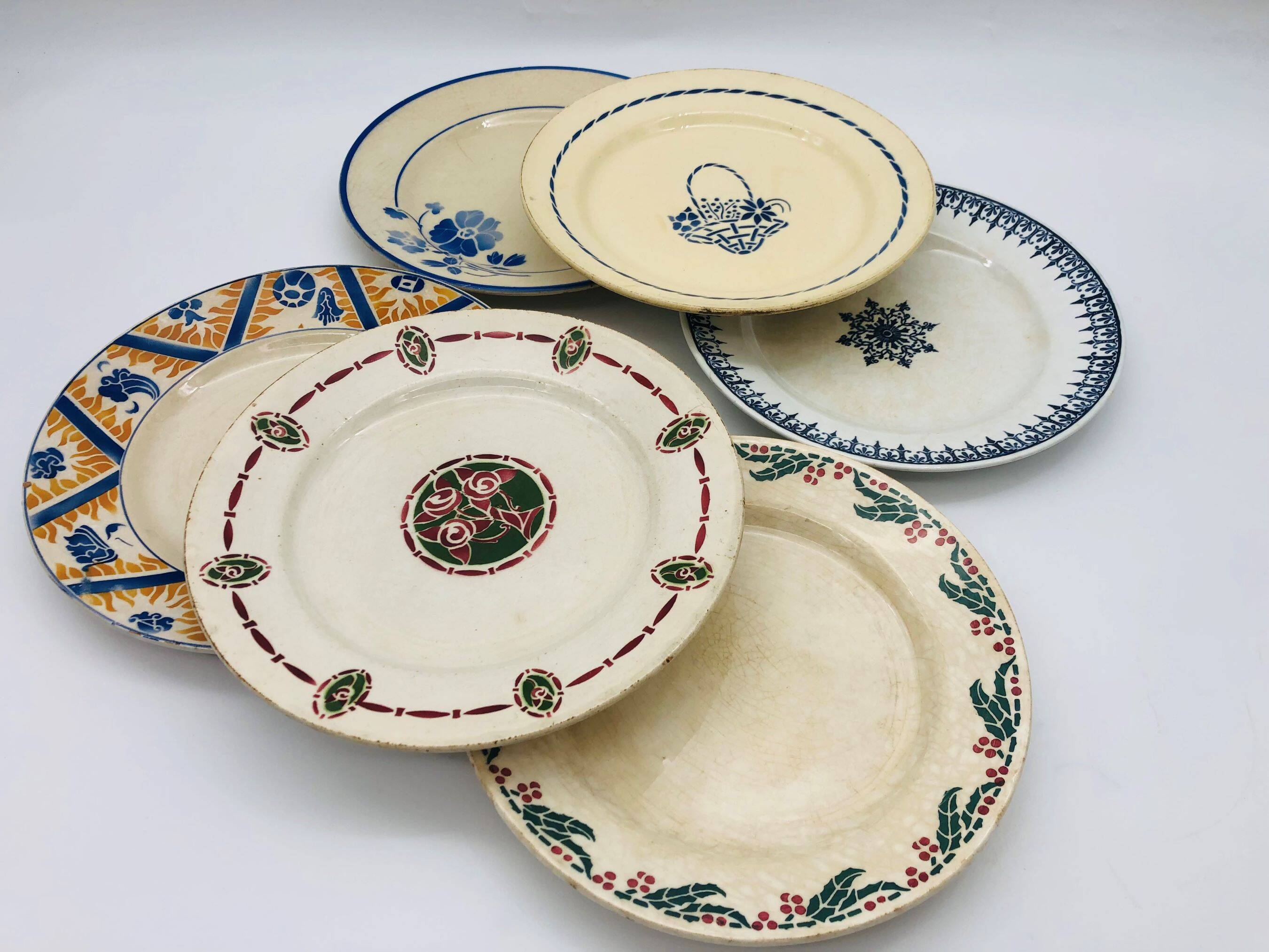 Series of 6 mismatched dinner plates.