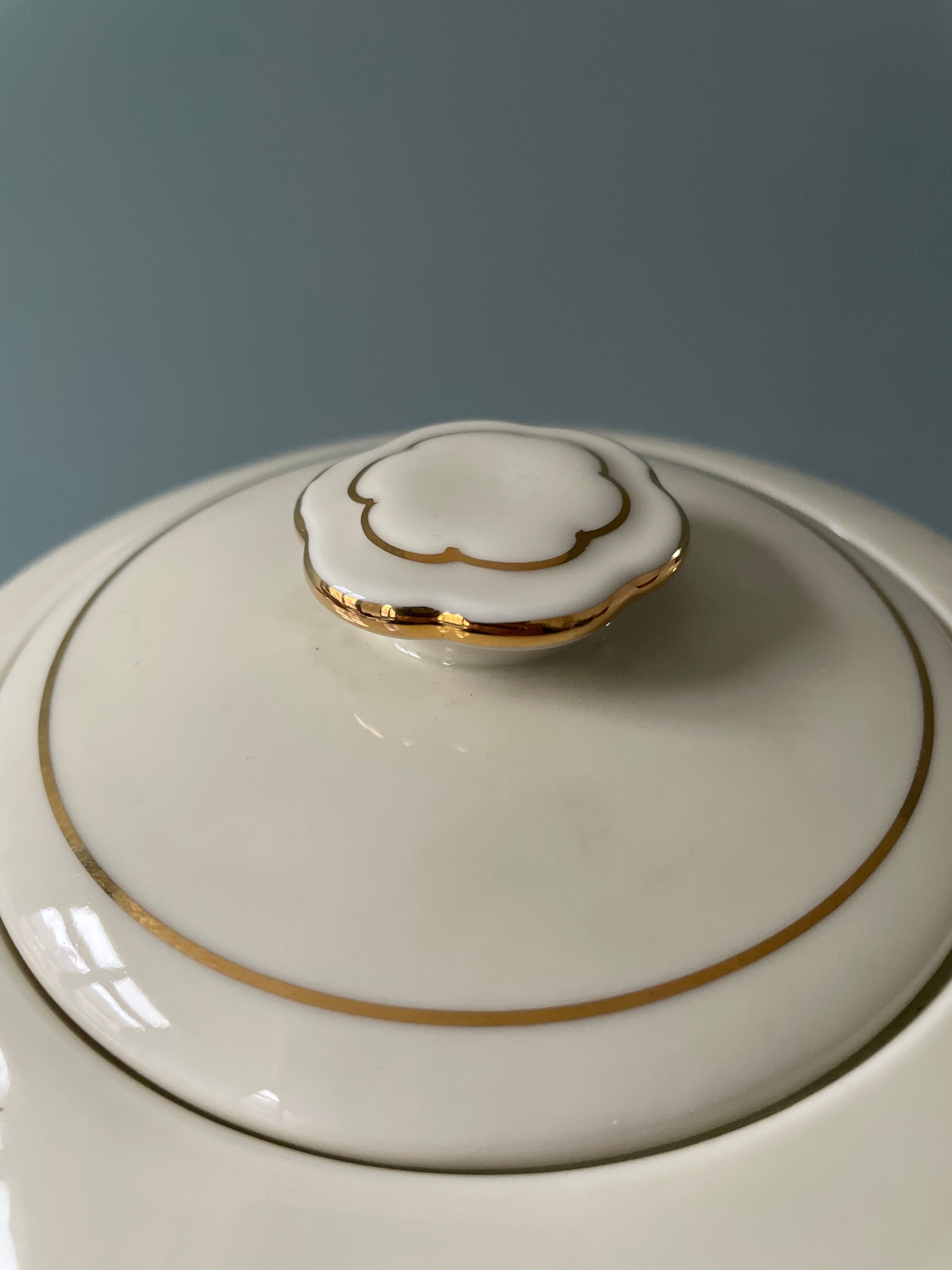 Teapot in Limoges porcelain. Charles Ahrenfeldt House