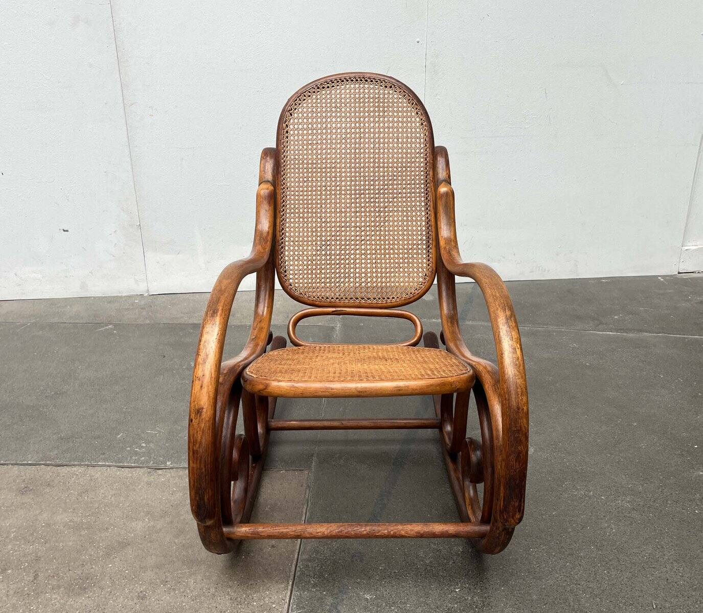 Curved wooden rocking chair Art Nouveau Jugendstil by Fischel, Austria, 1910s