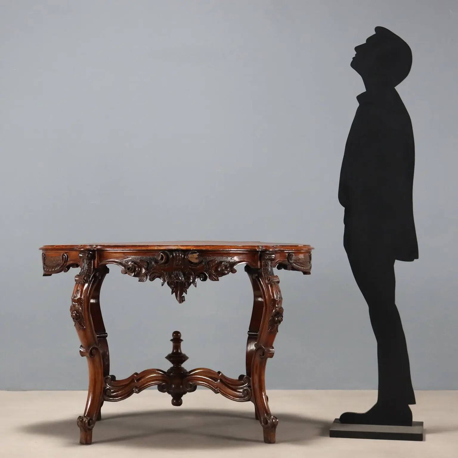 Small antique Louis-Philippe table in walnut, Italy, 19th century.