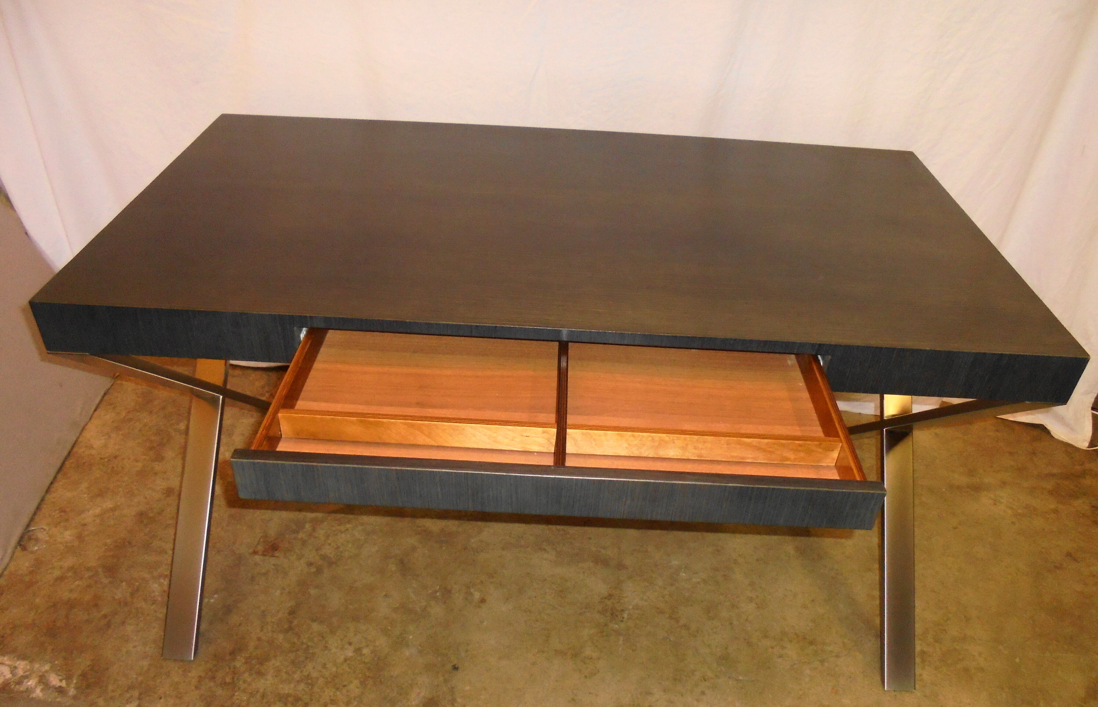 Flat office with metal feet of the 80s