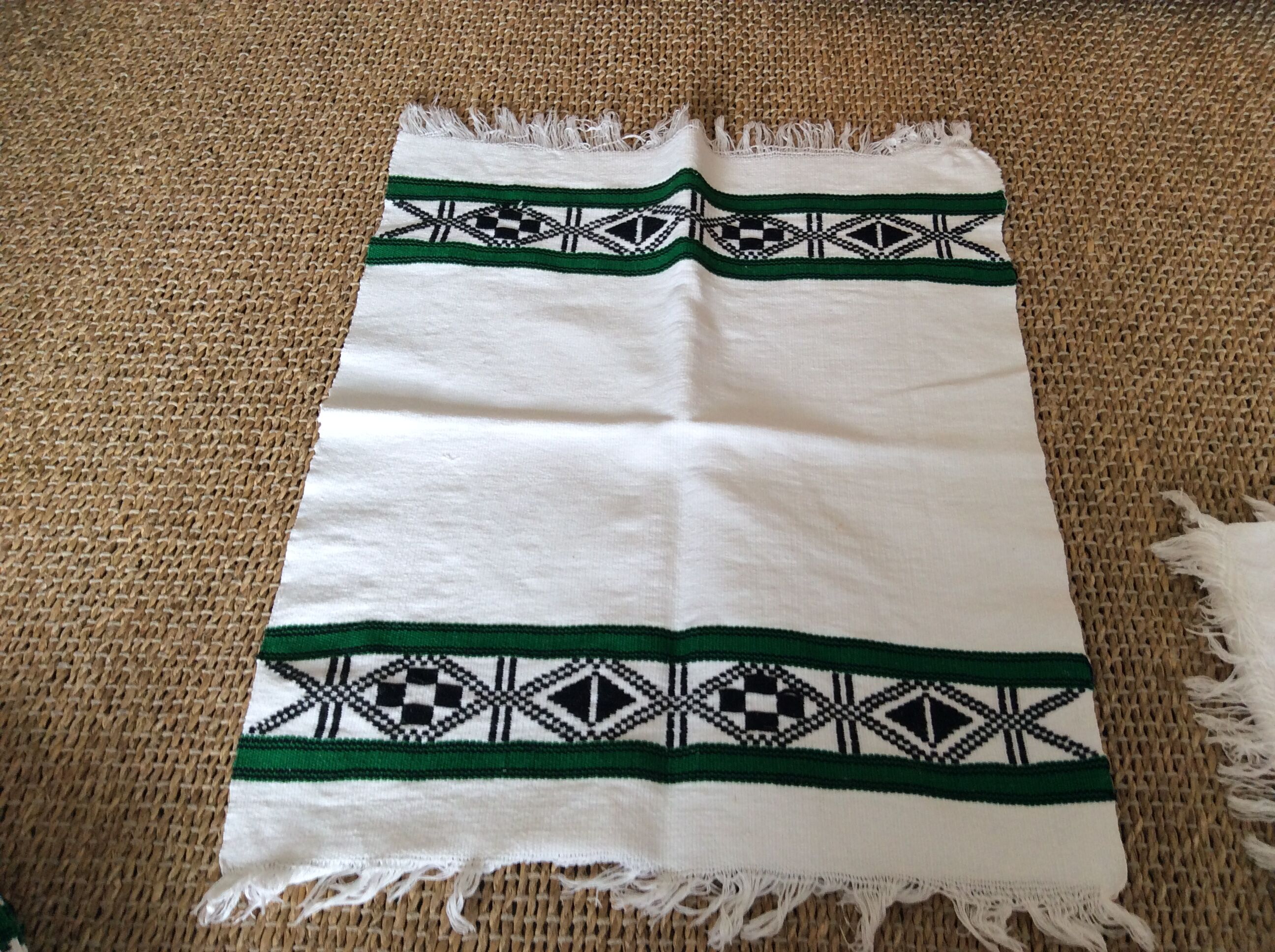 Set of 5 napkins and a table runner