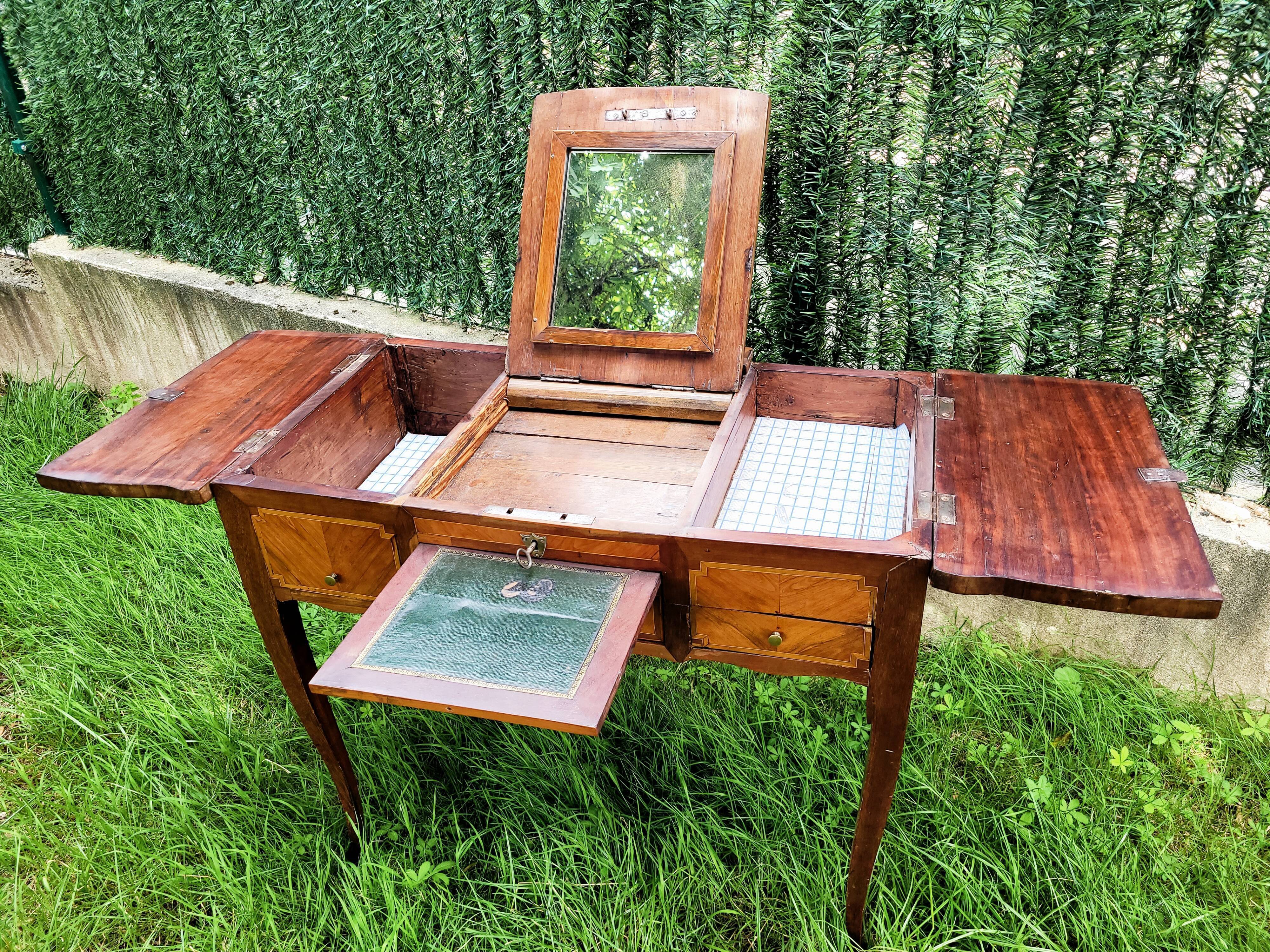 Coiffeuse d'époque louis xv en bois de plaquage