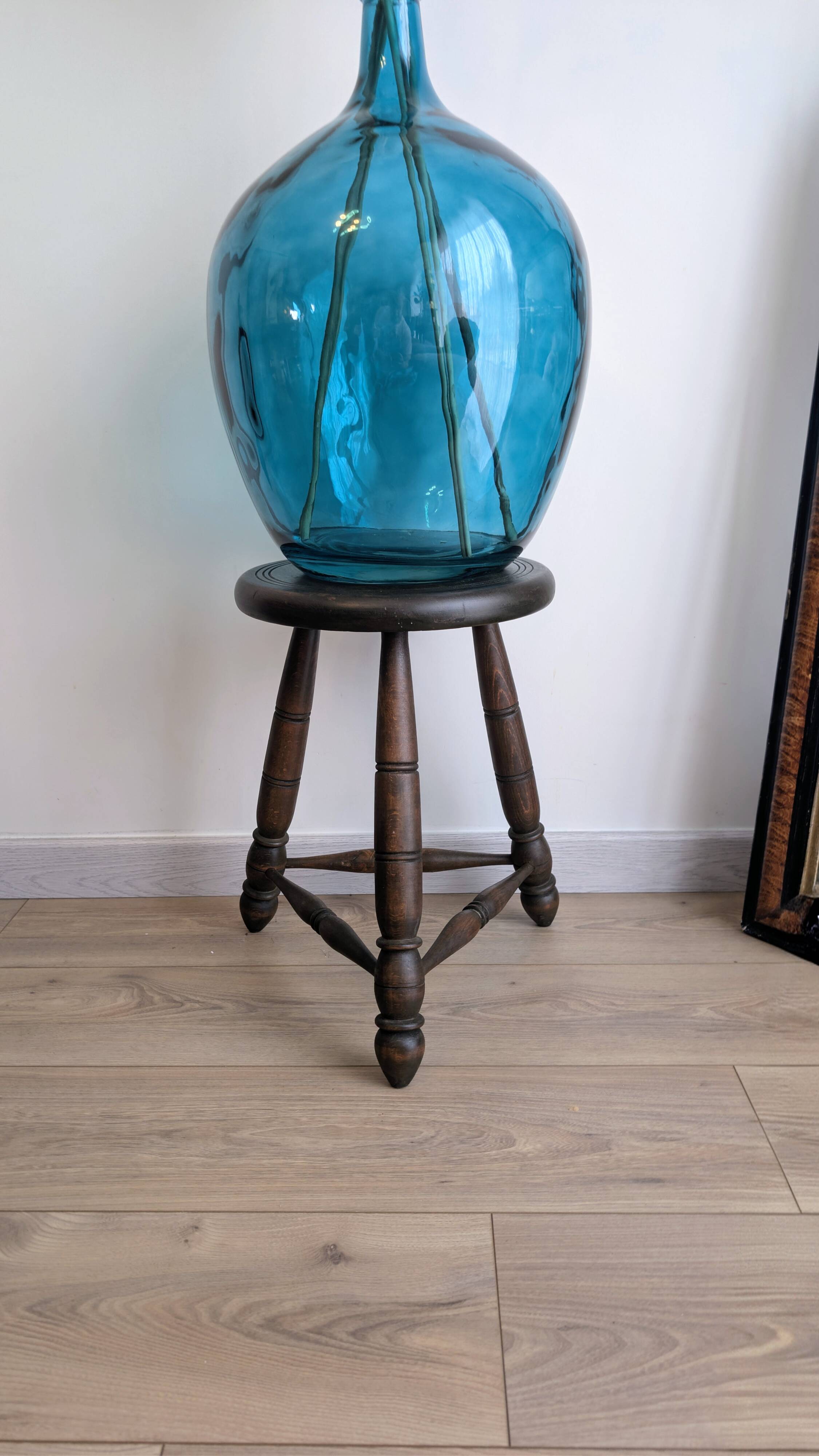 Tripod stool in turned wood, attributed to Charles Dudouyt, 20th century.