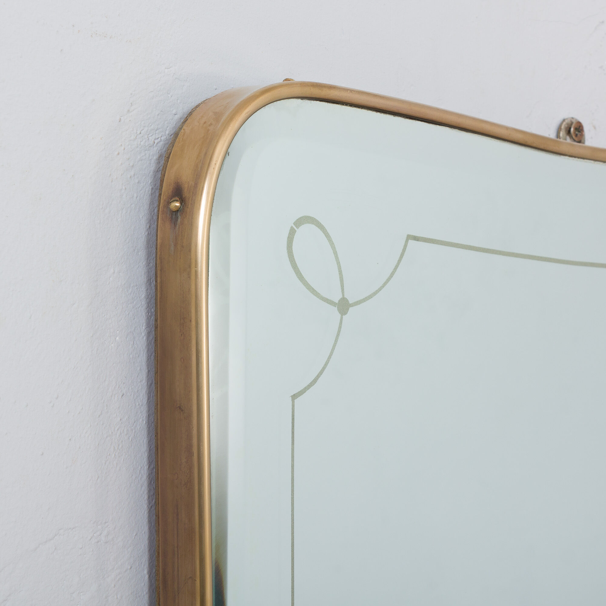 Miroir en laiton du milieu du siècle avec bords biseautés, années 1950 - 114x56cm
