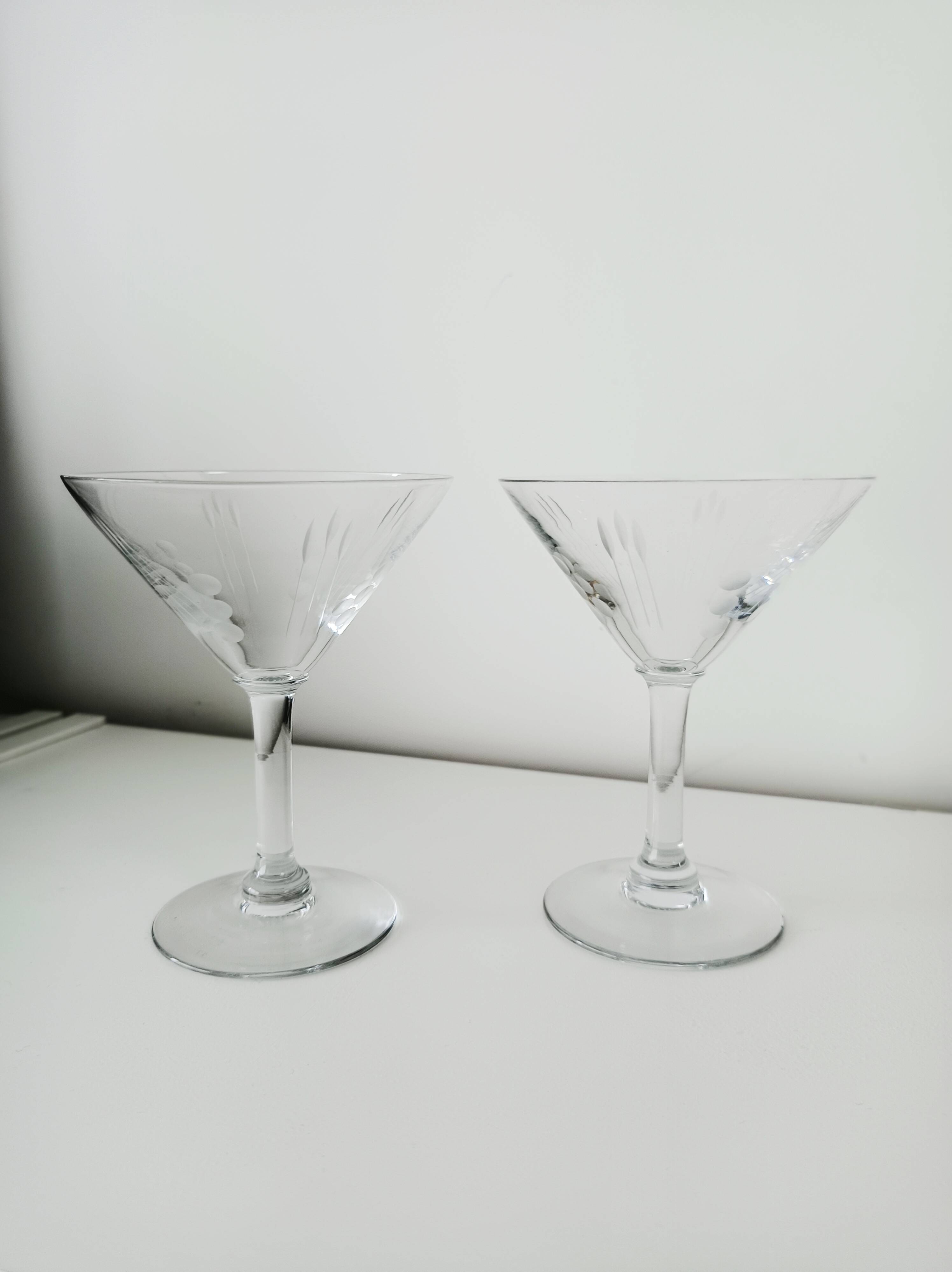 Set of 2 etched glass cocktail glasses